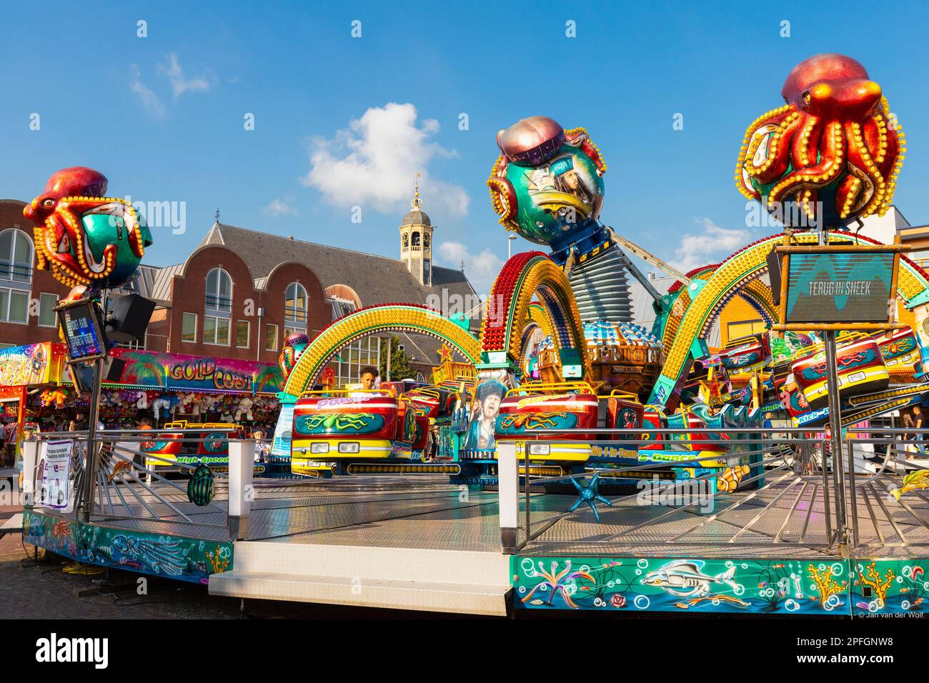 Foire sur la place de la ville dans le centre de la ville néerlandaise de Sneek en Frise. Banque D'Images