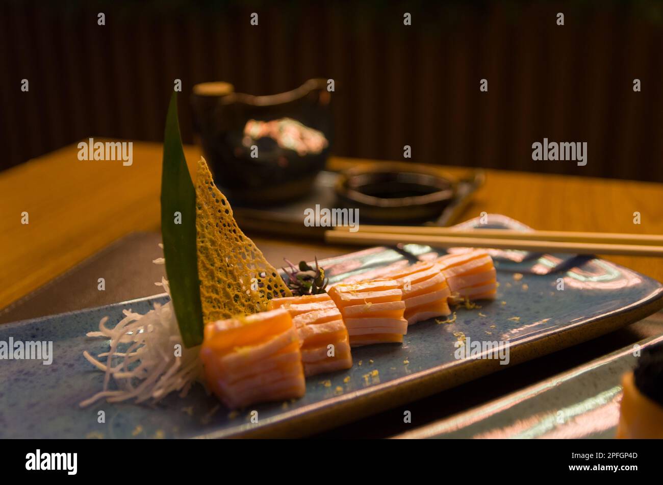 Mélange de différents sushis japonais sur une élégante assiette bleue. Banque D'Images