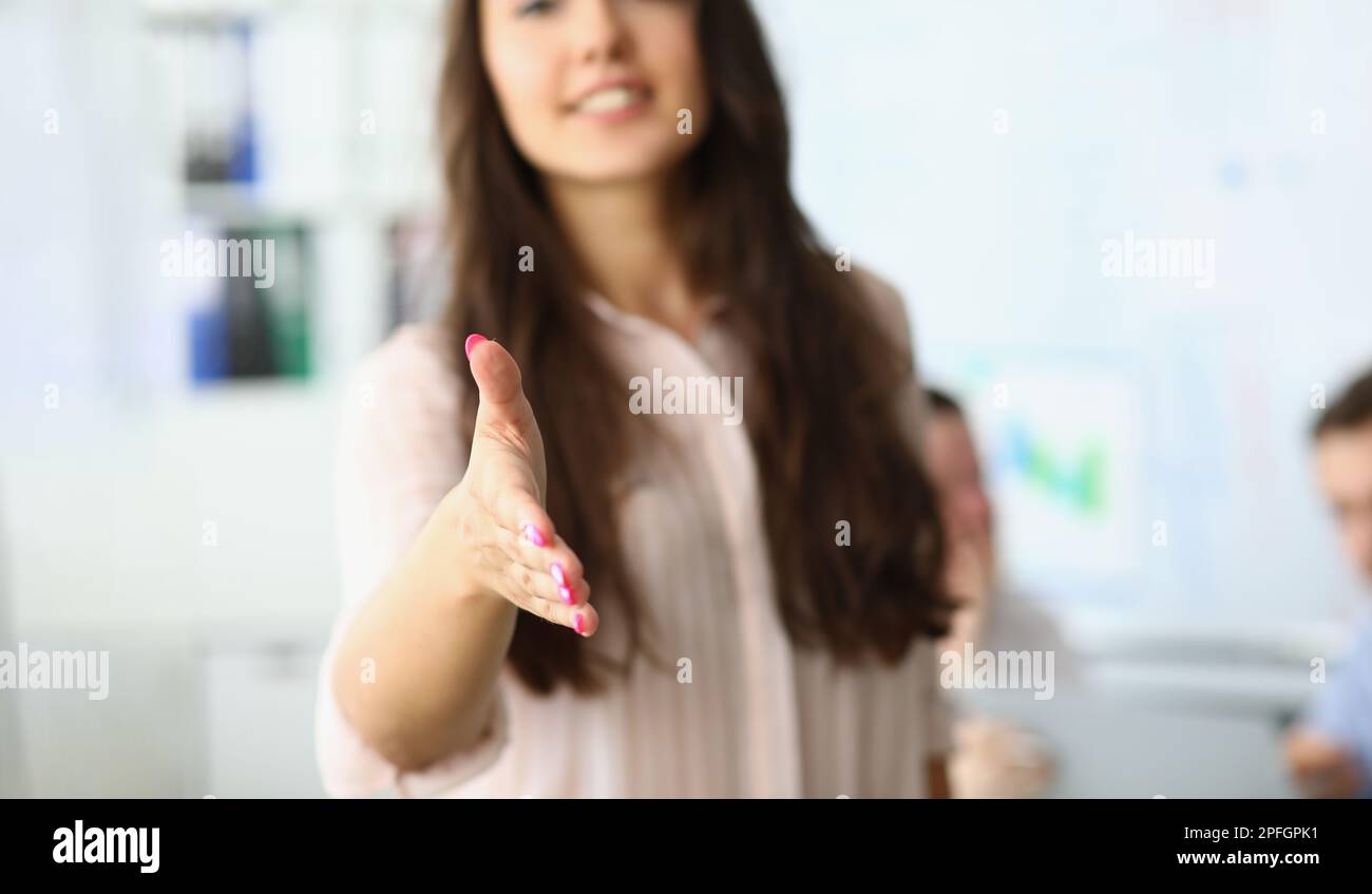 Gros plan de la femme d'affaires tenant les mains pour poignée de main et geste de bienvenue Banque D'Images