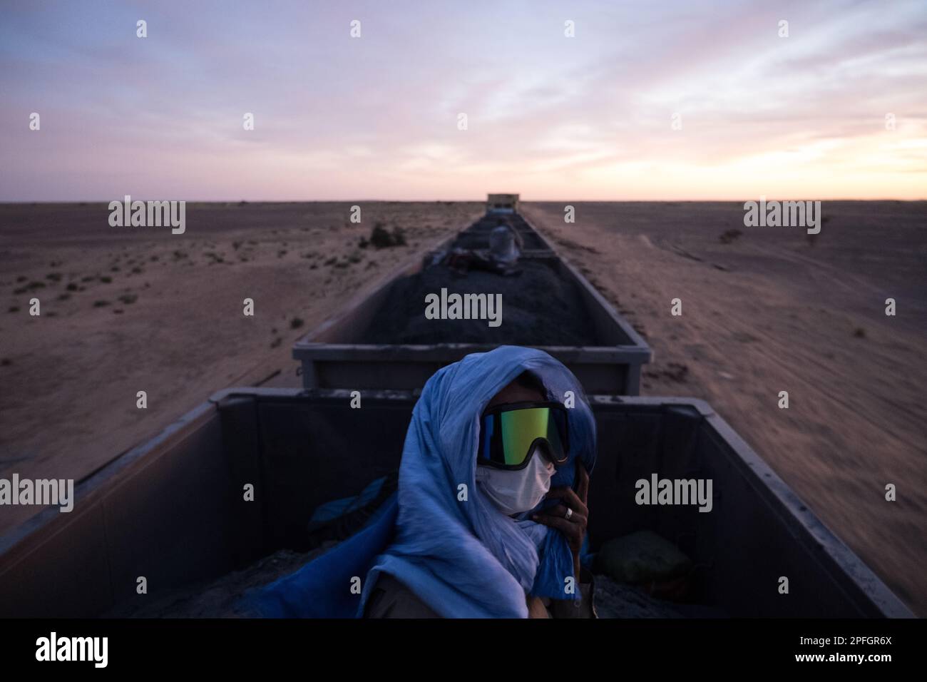 Voyage aventure au sommet du train Iron Ore de Zouerat à Nouadhibou en Mauritanie, à travers le désert du Sahara. Banque D'Images