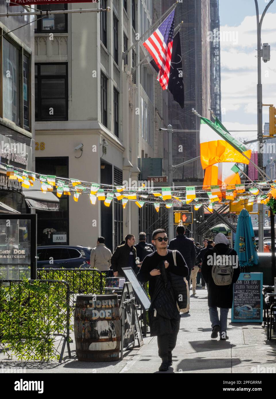 Le John Doe, pub irlandais sur la cinquième avenue décoré de drapeaux irlandais pour la St. Patrick's Day Celebrations, 2023, New York City, États-Unis Banque D'Images