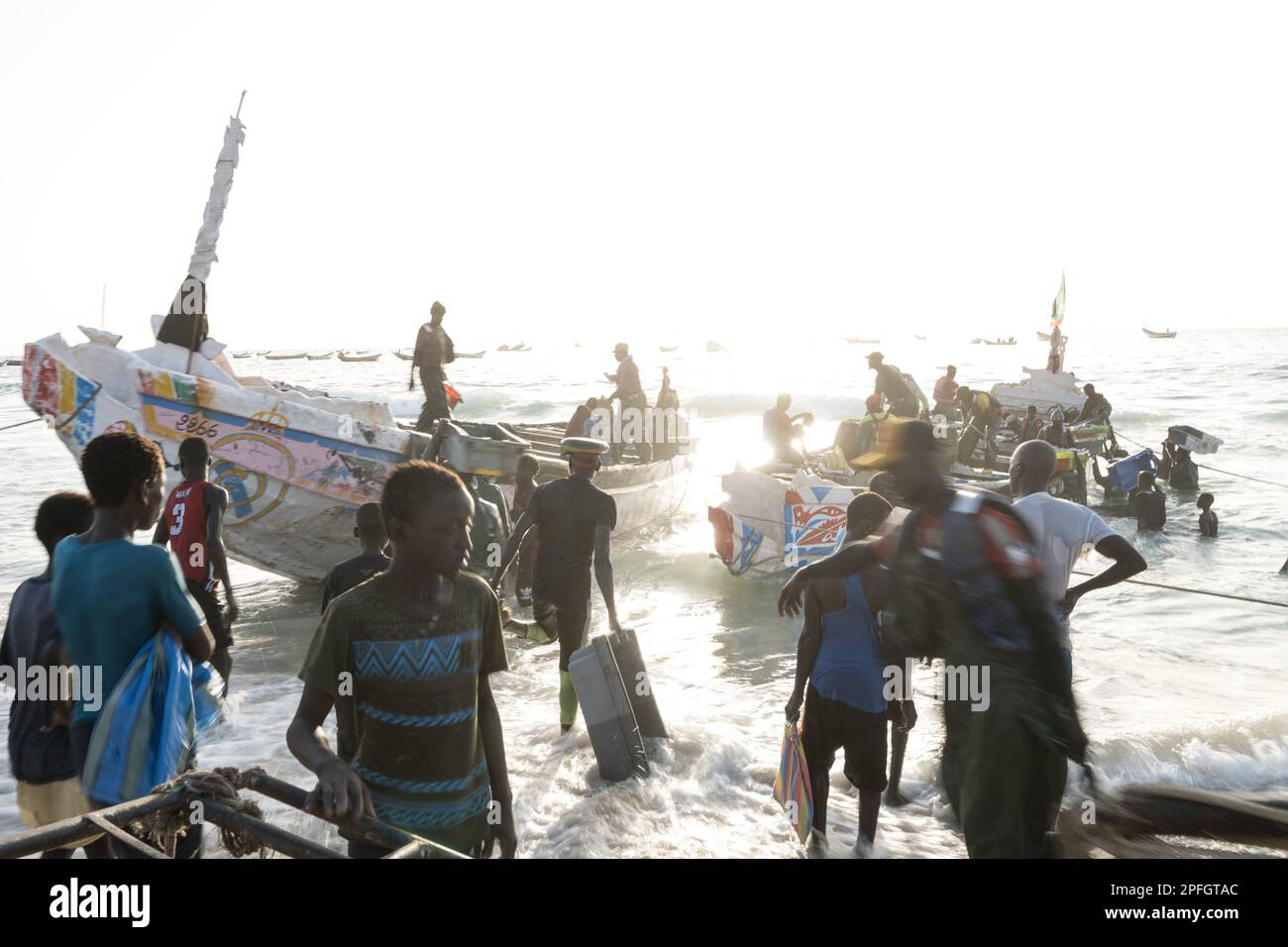 Les pêcheurs africains déchargent les prises de poissons de la journée. Port de Peche, célèbre marché aux poissons de Nouakchott, plage des pêcheurs. Mauritanie. Banque D'Images