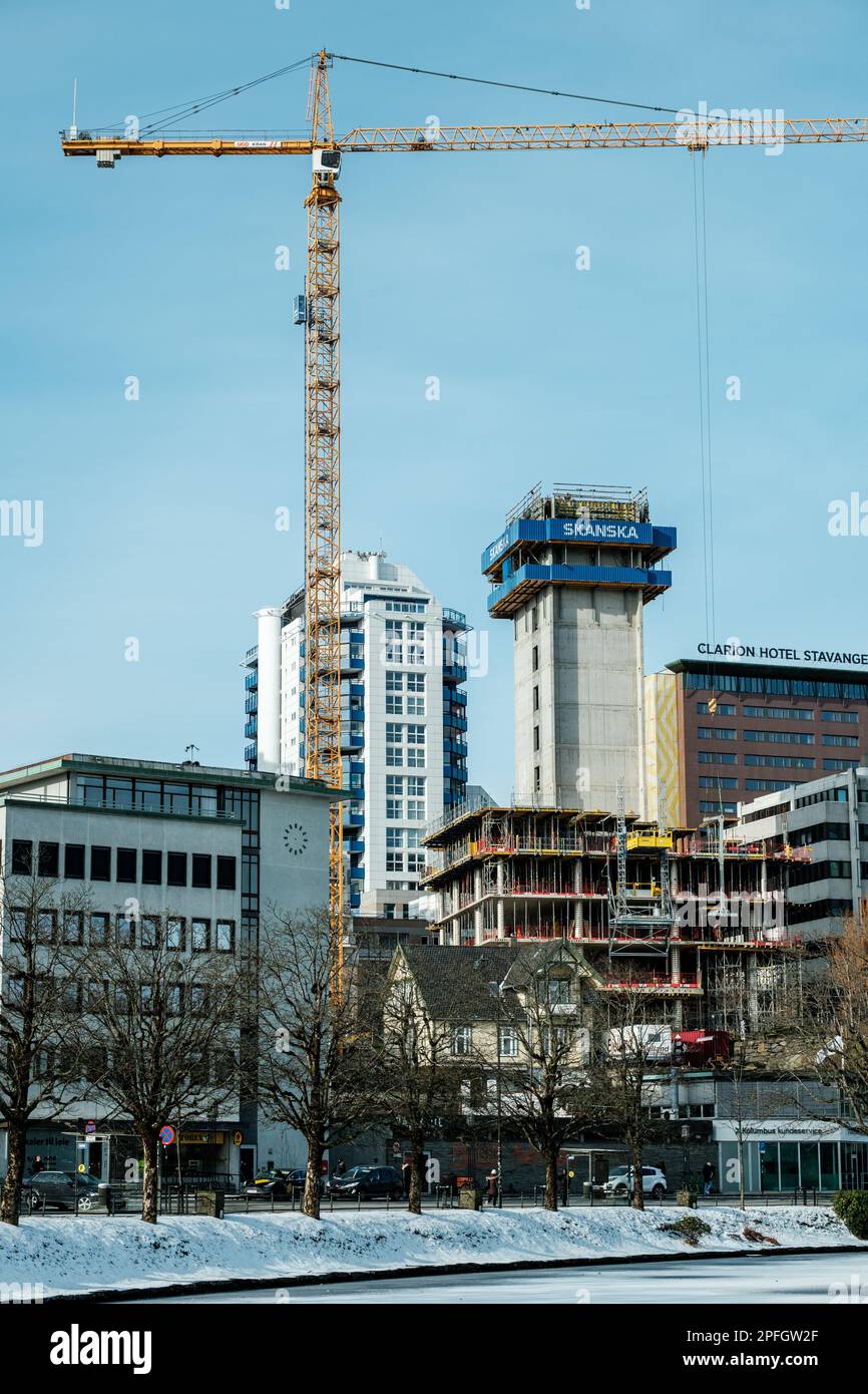 Stavanger, Norvège, 10 mars 2023, site de construction de l'intérieur de la ville immeuble de la tour de haute élévation ou aménagement du gratte-ciel Centre-ville de Stavanger Banque D'Images