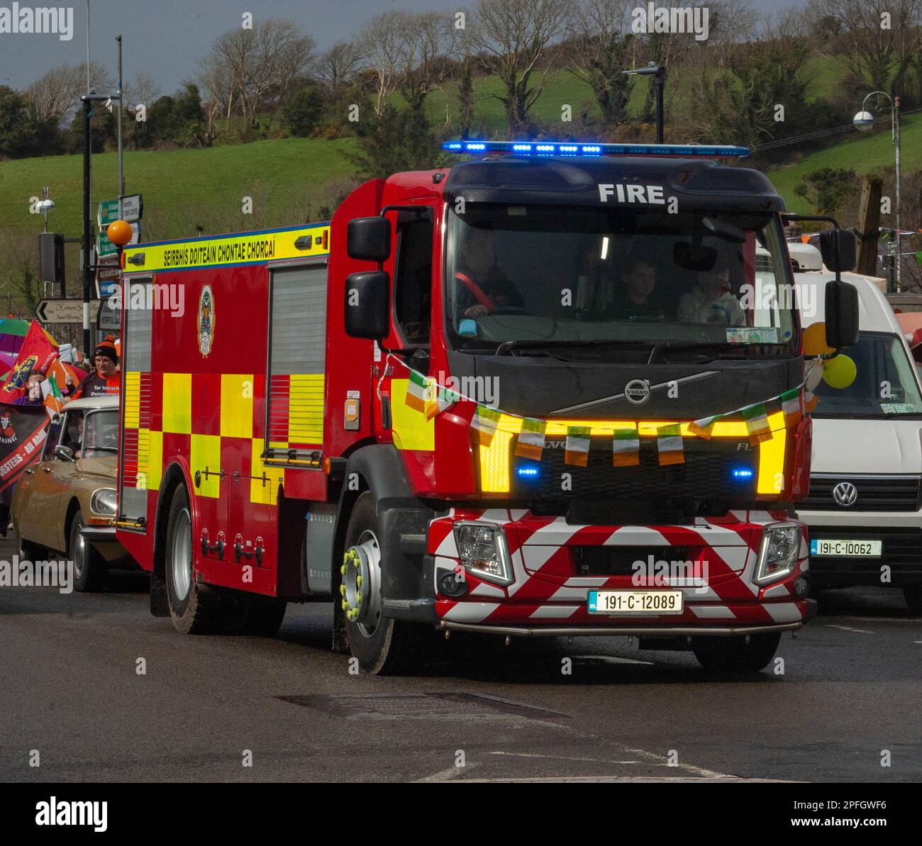 Vendredi 17 mars 2023 Bantry West Cork, Irlande; Bantry a tenu sa St. Défilé de la fête de Patrick aujourd’hui. Plus de 20 flotteurs provenant d'écoles, de clubs et d'entreprises locales ont participé avec Hazel Vickery en tant que Grand Marshall et dirigé par Ballingeary Pipe Band. Il s'agit de la parade de 2nd qui aura lieu depuis la pandémie Covid de 19. Plus de 200 personnes se sont tournées vers le défilé de Gearoid O’Leary. La brigade des pompiers de Bantry a participé à la Parade avec 2 appareils. Credit ED/Alamy Live News. Banque D'Images