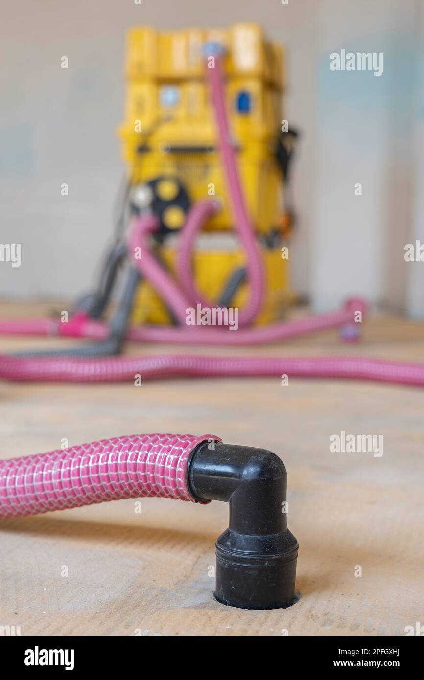 Rénovation de la table dans un bâtiment résidentiel après de graves dommages causés par l'eau Banque D'Images
