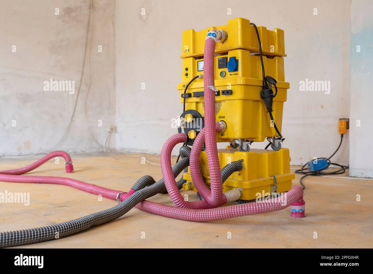 Rénovation de la table dans un bâtiment résidentiel après de graves dommages causés par l'eau Banque D'Images