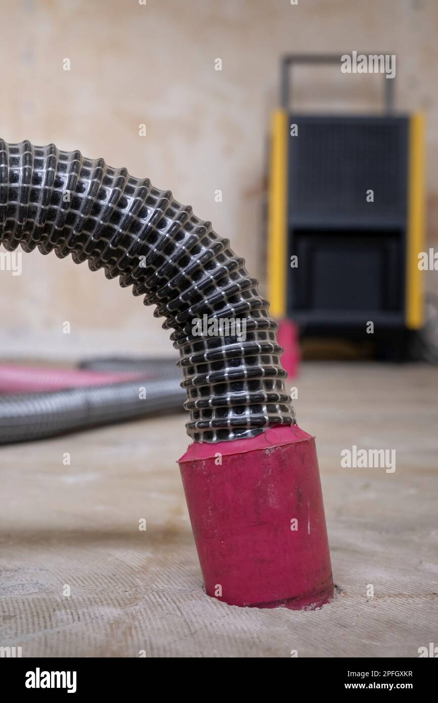 Rénovation de la table dans un bâtiment résidentiel après de graves dommages causés par l'eau Banque D'Images