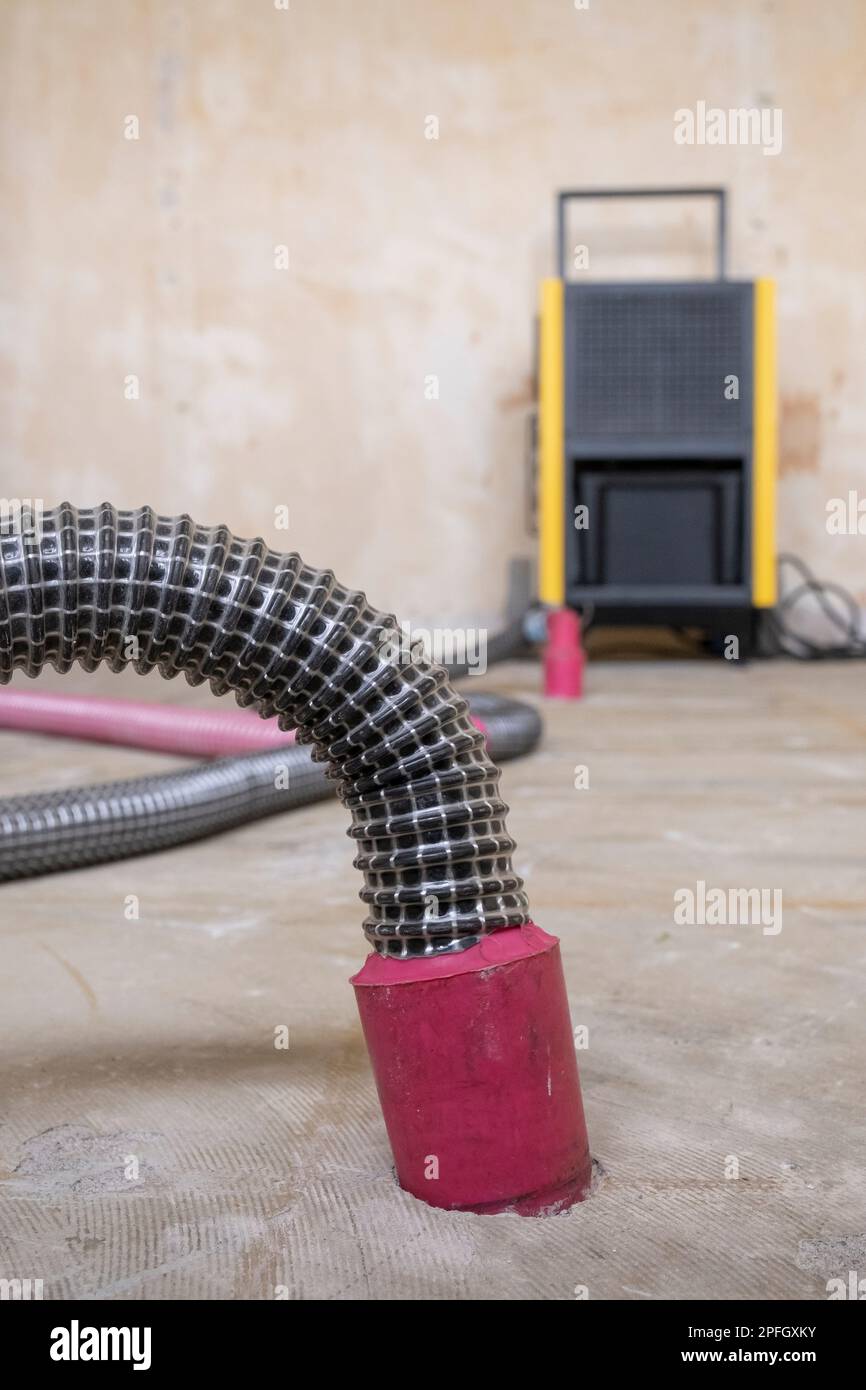 Rénovation de la table dans un bâtiment résidentiel après de graves dommages causés par l'eau Banque D'Images