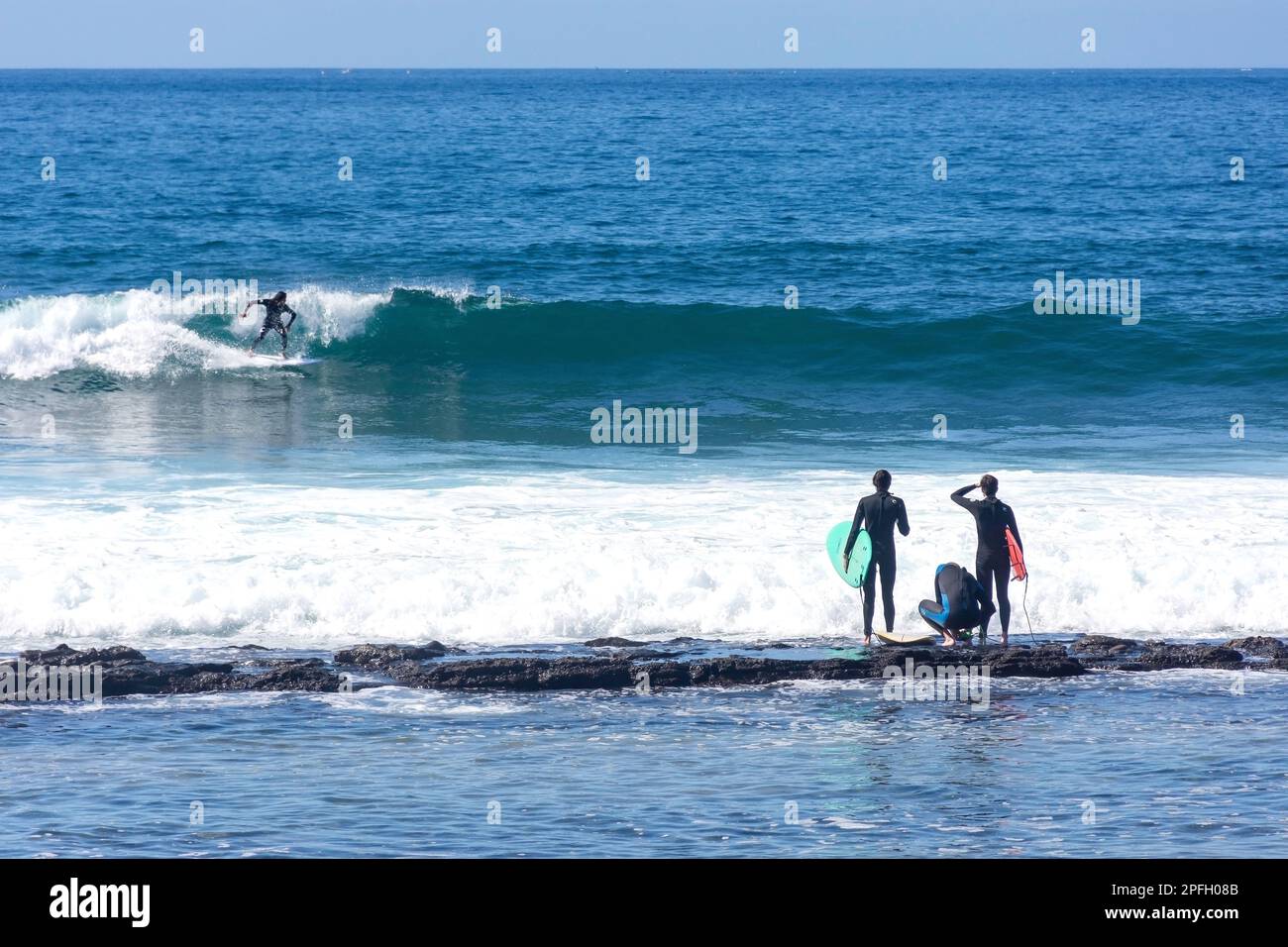 Surfeurs à vagues, Playa de las Américas, Tenerife, Iles Canaries, Royaume d'Espagne Banque D'Images