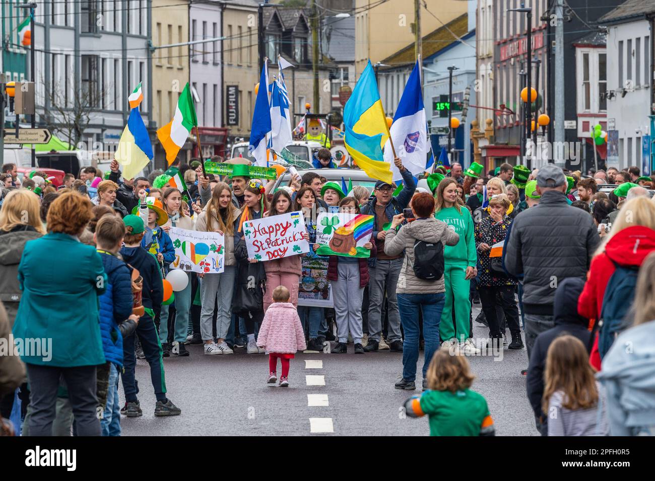 Bantry, West Cork, Irlande. 17th mars 2023. Bantry a tenu sa St. Patrick's Day Parade cet après-midi devant environ 2 000 spectateurs. Un grand contingent ukranien a participé à la parade. Crédit : AG News/Alay Live News Banque D'Images