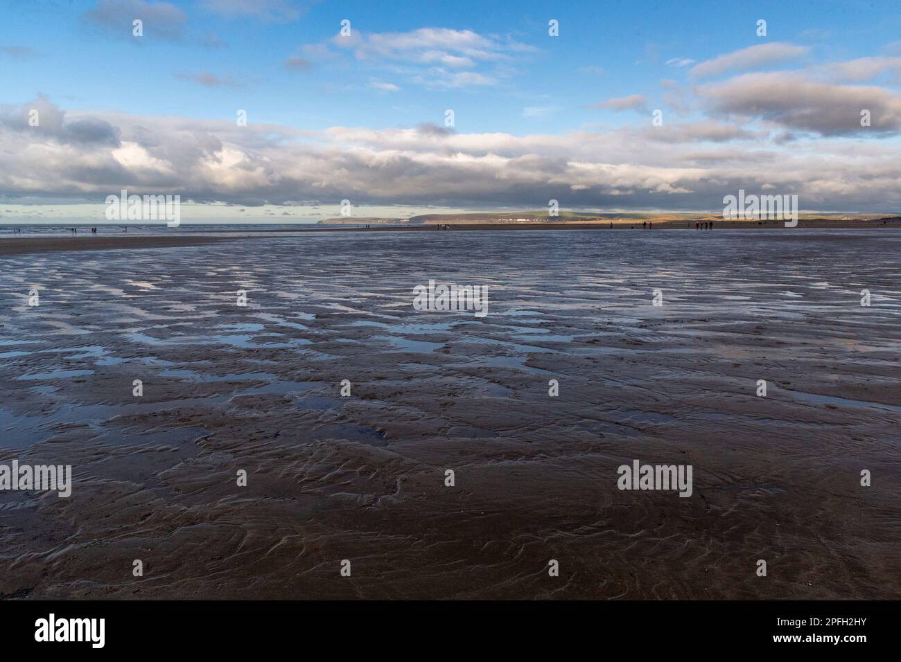 En hiver, vue sur la plage, vue sur la plage de Northam et l'estuaire de Taw Torridge jusqu'à Saunton Sands et Baggy point à Low Tide. Banque D'Images