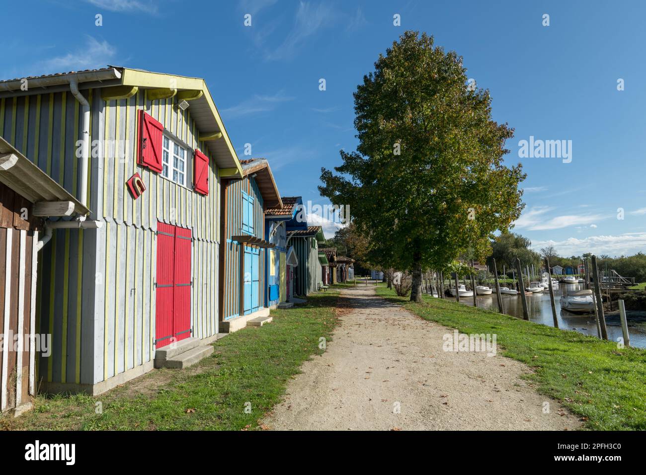 Biganos, sur la baie d'Arcachon en France. Les maisons de pêcheurs en bois colorées du pittoresque port de pêche Banque D'Images