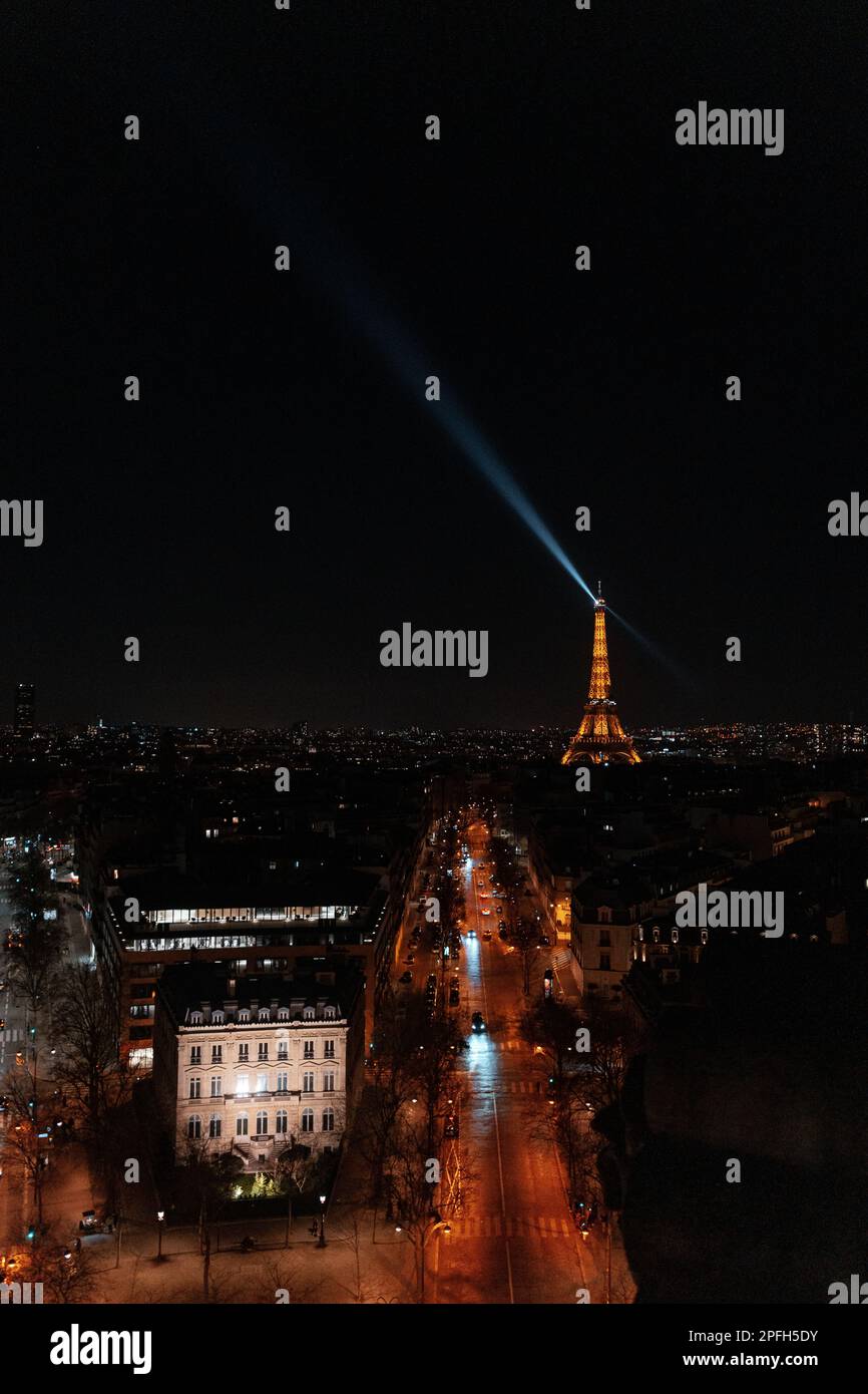 Vue aérienne de l'emblématique Tour Eiffel illuminée par des lumières étincelantes à Paris la nuit, prise depuis le pont d'observation de la Tour du monde Banque D'Images