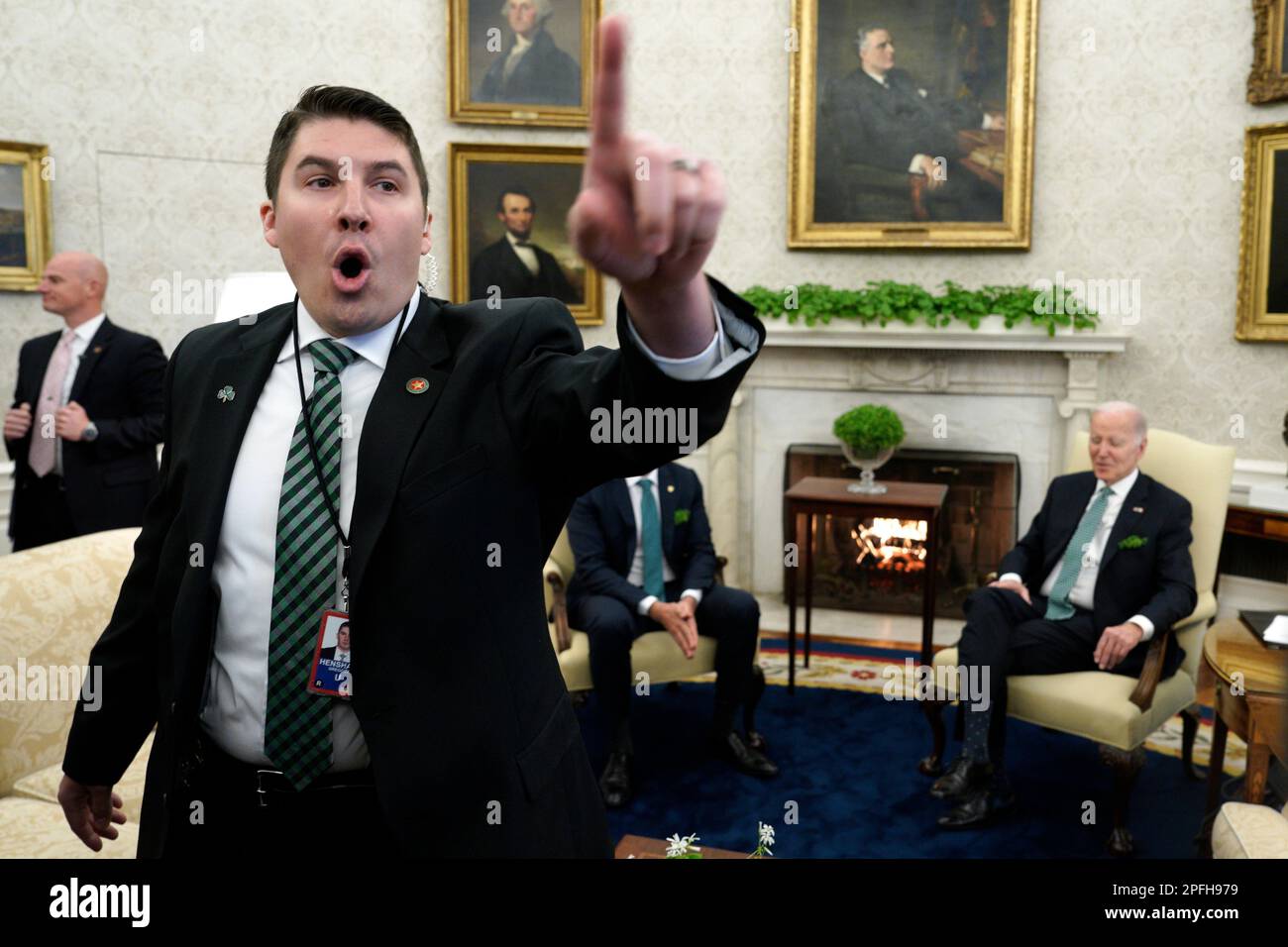 Washington, États-Unis. 17th mars 2023. ÉTATS-UNIS L'agent du Service secret demande aux médias de quitter le Bureau ovale alors que le président Joe Biden rencontre l'irlandais Taoiseach Leo Varadkar à la Maison Blanche à Washington, sur 17 mars 2023. Photo par Yuri Gripas/Pool/Sipa USA crédit: SIPA US/Alay Live News Banque D'Images