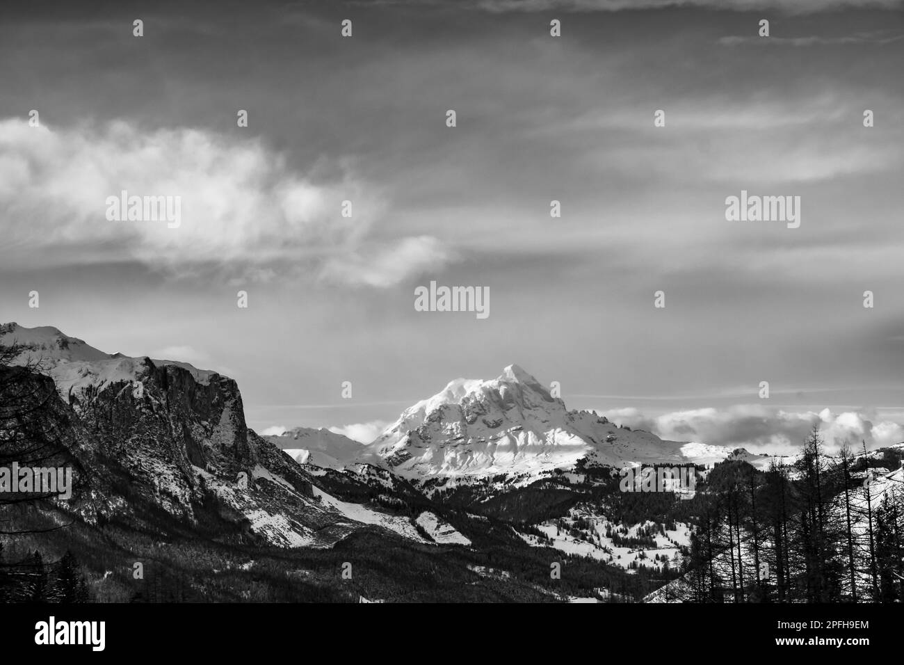 Soleil se couche sur une vallée alpine en Italie durant un hiver enneigé Banque D'Images