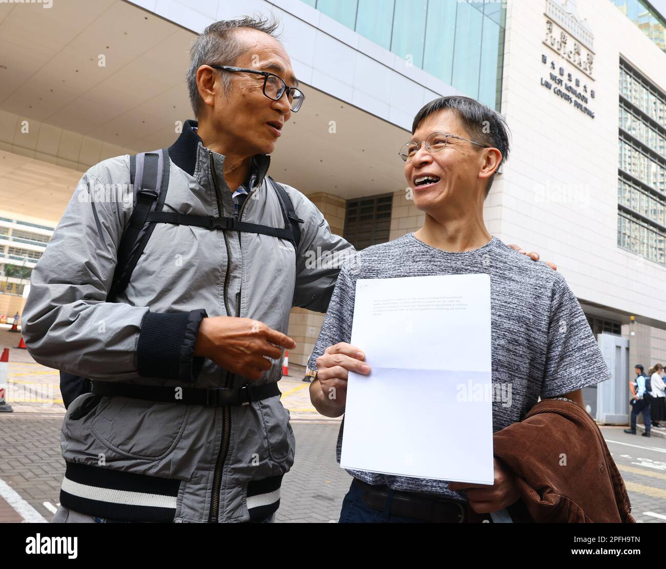 Tsui hon-kwong (à gauche) et Tang Ngok-kwan, membres du comité de l'Alliance de Hong Kong pour le soutien des mouvements démocratiques patriotiques de Chine, sont sous caution. Tsui, Tang et Chow Hang-tung, du groupe maintenant dissous, ont été condamnés pour avoir omis de fournir des informations à la police pour une enquête de sécurité nationale en 2021 au tribunal de juridiction de Kowloon Ouest. 11MAR23. SCMP/Dickson Lee Banque D'Images