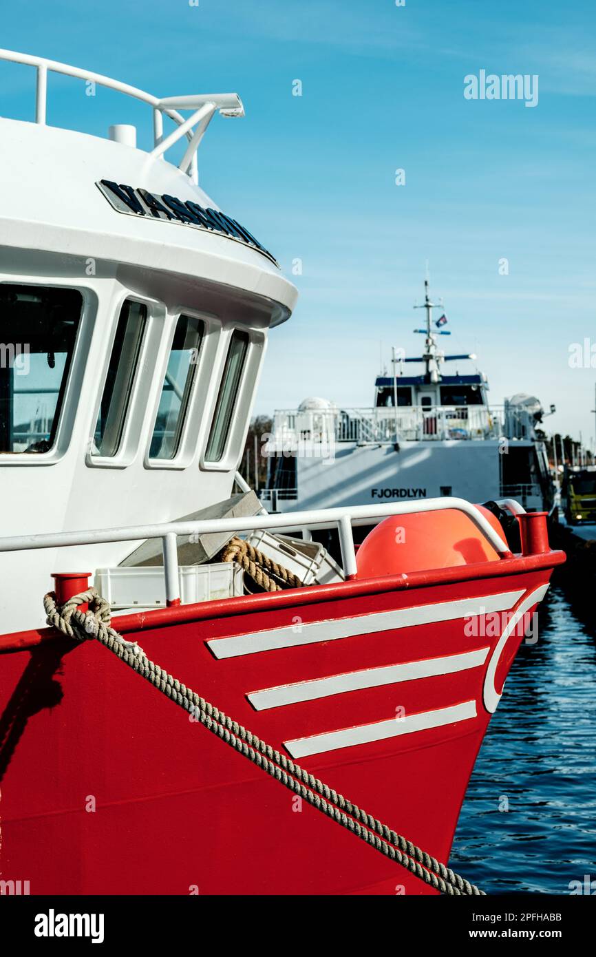 Stavanger, Norvège, 10 mars 2023, bateau de pêche rouge attaché sur le quai dans le port de Stavanger sans personne Banque D'Images