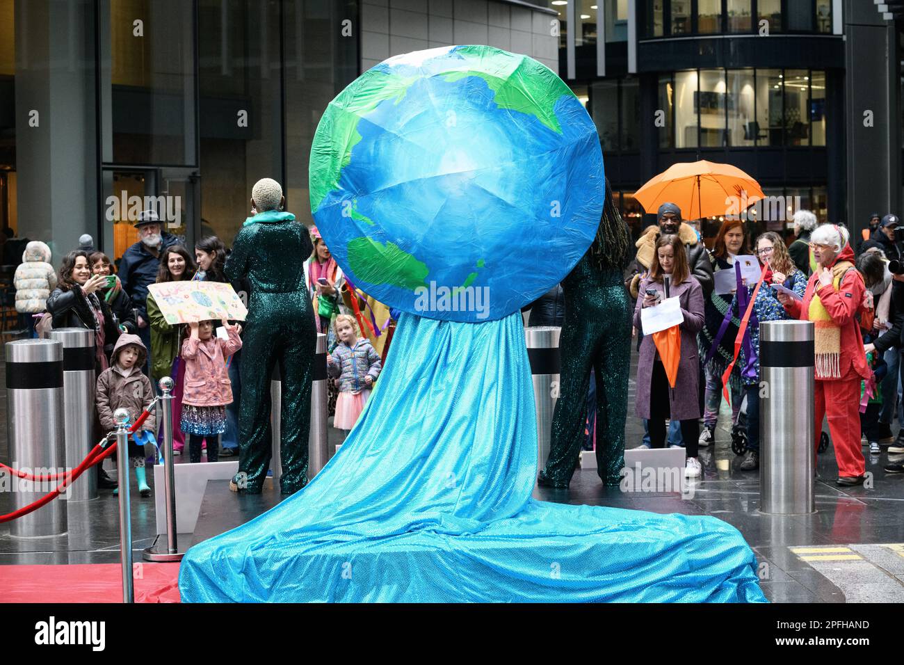 Londres, Royaume-Uni. 17 mars 2023. Les activistes du climat « Mother Rise Up » ont manifesté à l'approche de la fête des mères pour appeler le marché de l'assurance du Lloyd's. Banque D'Images