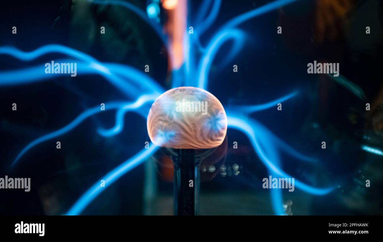 Boule d'énergie orange avec des rayons d'éclair de plasma bleu Banque D'Images