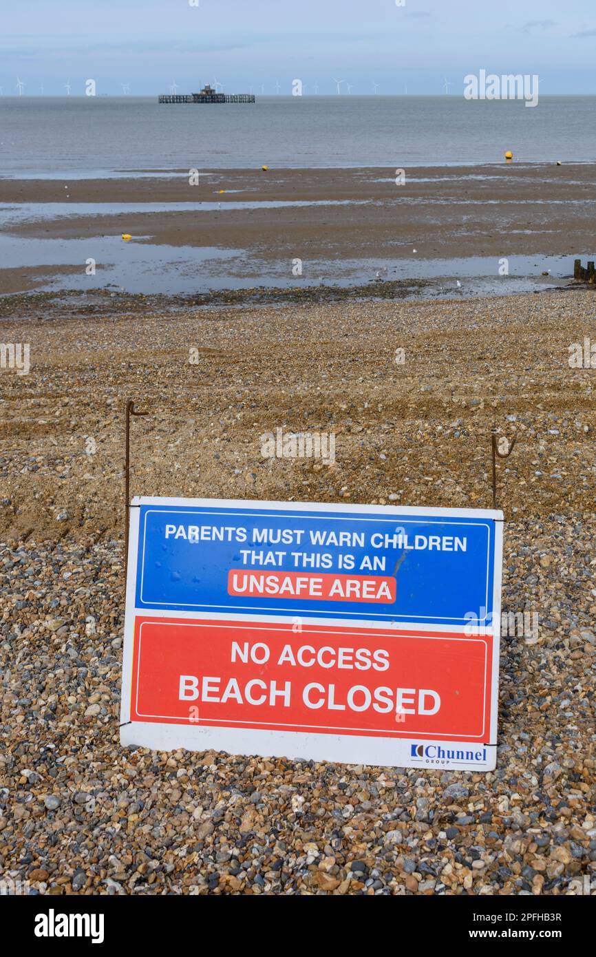 Un panneau « NO ACCESS BEACH CLOSED » sur la plage centrale de Herne Bay pendant les travaux de recyclage de la plage en mars 2023. Banque D'Images