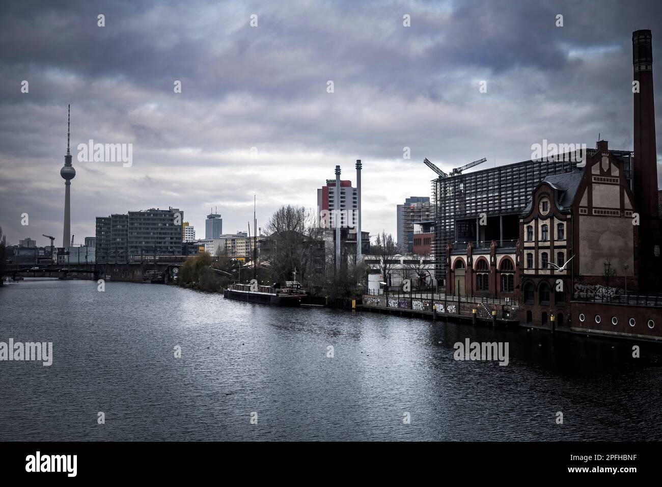 Vue sur la capitale allemande Berlin de l'autre côté de la Spree Banque D'Images