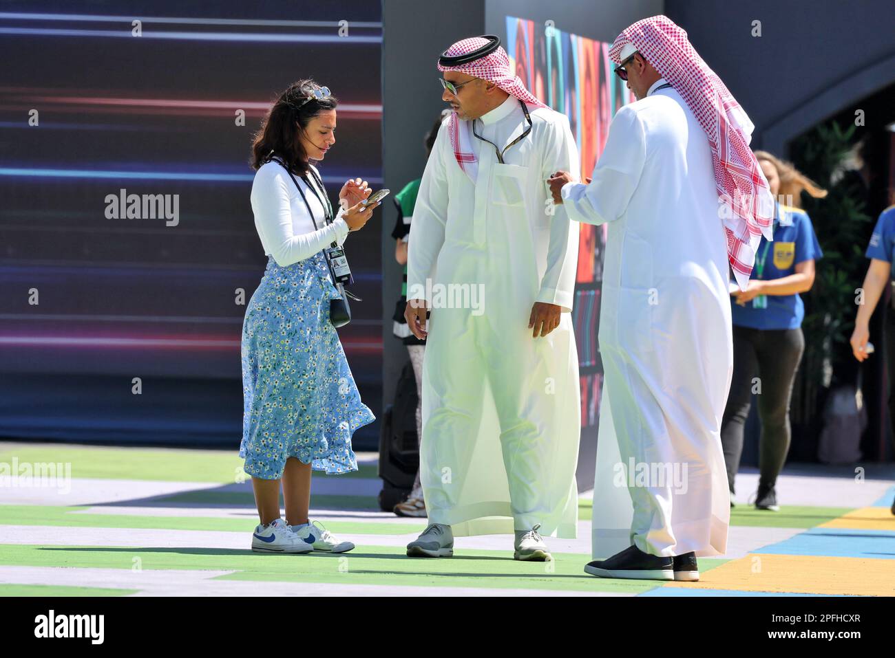 (De gauche à droite): Sheikh Salman bin ISA Al-Khalifa (BRN) Chef de l'exécutif du circuit international de Bahreïn avec le Prince Khalid Bin Sultan Al Faisal (KSA) Président de la Fédération saoudienne des automobiles et des motocyclettes. Crédit : James Moy/Alay Live News Banque D'Images