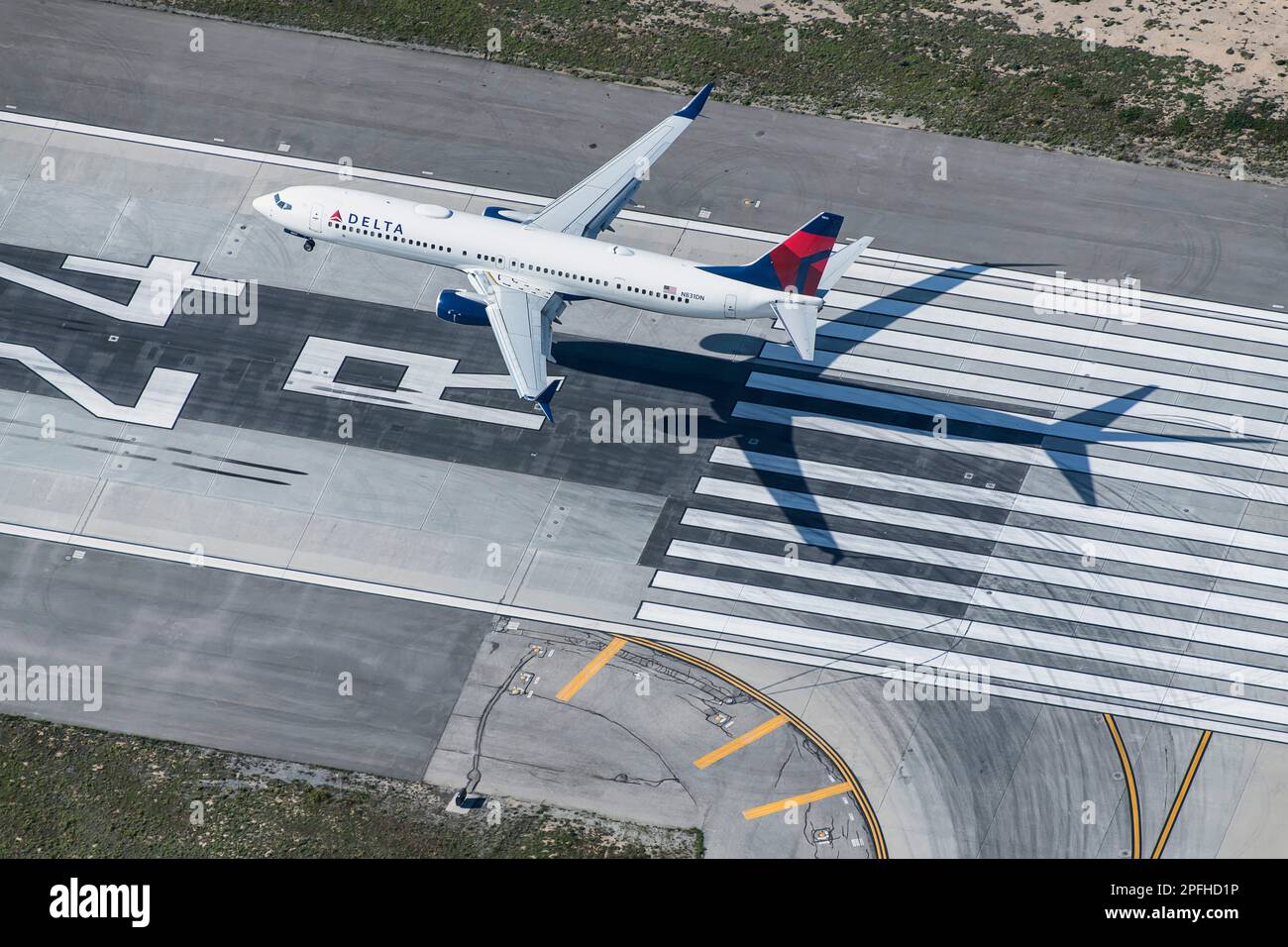 Atterrissage commercial d'un avion de ligne à l'aéroport international de Los Angeles au LAX vu d'un hélicoptère Banque D'Images
