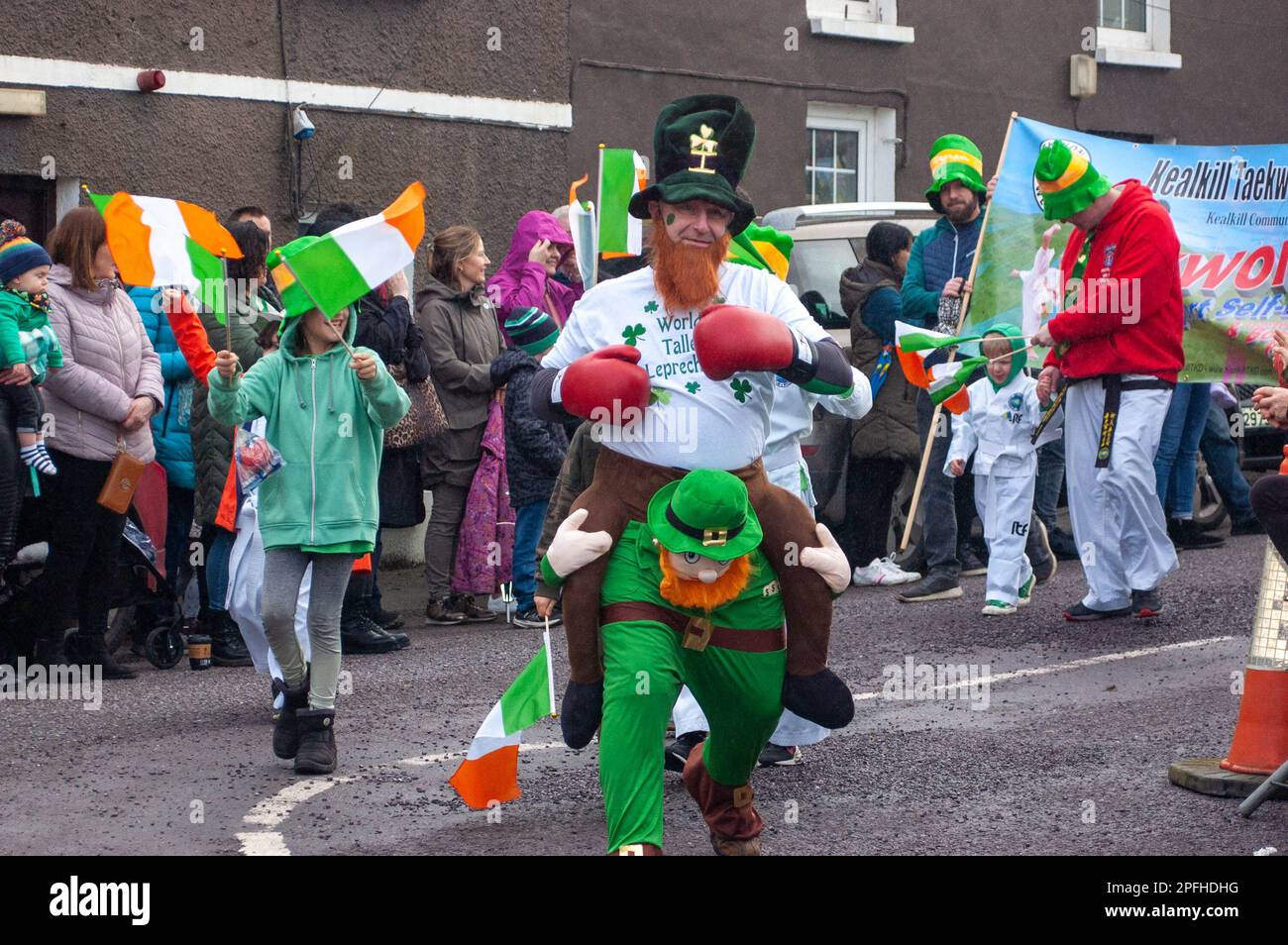 Vendredi 17 mars 2023 Kealkil West Cork, Irlande; Kealkil a tenu sa St. Défilé de la fête de Patrick aujourd’hui. Plus de 20 flotteurs provenant d’écoles, de clubs et d’entreprises locales ont participé à l’initiative de l’homme local, Matt O’Sullivan, Grand Marshall. Il s'agit de la parade de 1st qui aura lieu depuis la pandémie Covid de 19. Plus de 200 personnes se sont exposées au défilé de Connie O'Sullivan. Credit ED/Alamy Live News. Banque D'Images