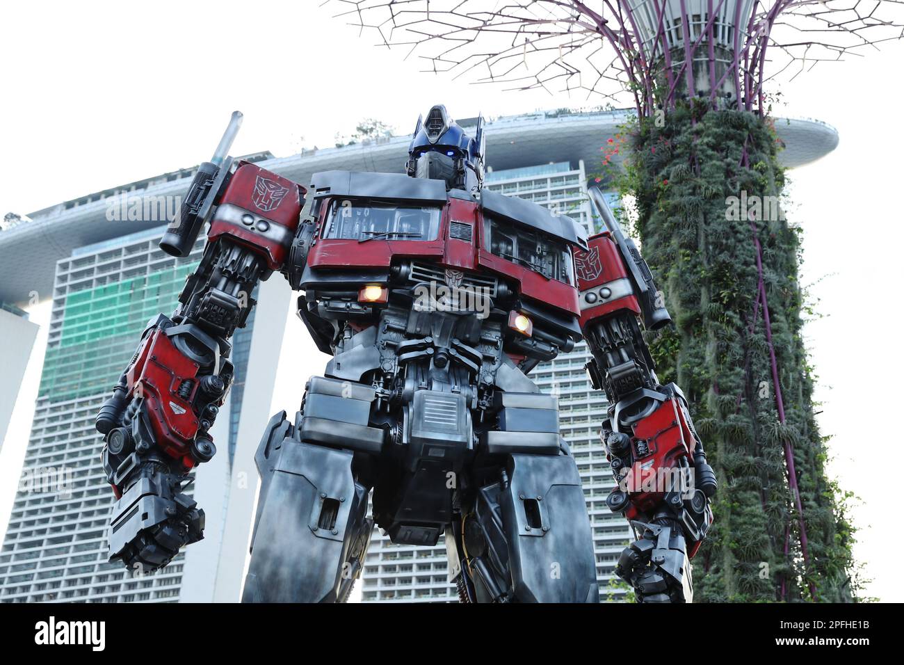 Singapour, Singapour. 17th mars 2023. Transformers statue grandeur nature du chef de l'Autobot Optimus Prime exposée aux jardins près de la baie de Singapour. Les statues font partie d'une tournée mondiale des statues en vue du premier ministre du film Transformers : la montée de la Bête sur 8 juin 2023. (Photo de Lionel ng/SOPA Images/Sipa USA) crédit: SIPA USA/Alay Live News Banque D'Images