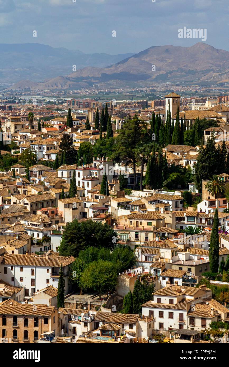 Vue sur les maisons et les bâtiments de Grenade une ville importante de la province de Grenade, Andalousie, sud de l'Espagne. Banque D'Images