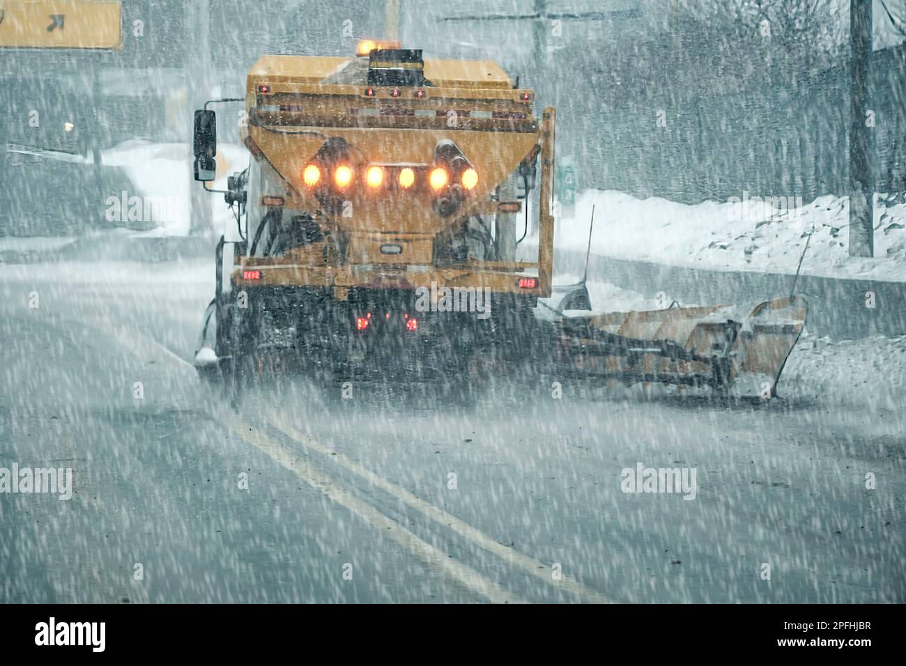 Chasse-neige déblayant la route pendant la tempête de neige. Banque D'Images