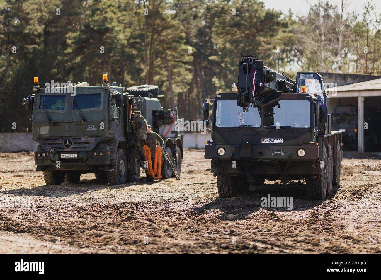 Angle de meulage, Allemagne. 16th mars 2023. Un véhicule de récupération de bison (L) et un véhicule de grue protégé (R), photographiés dans le cadre d'un spectacle de capacités à la base des forces armées de la Bundeswehr à Mahlwinkel, au 16 mars 2023. Enregistrement à des fins éditoriales uniquement ! Credit: dpa/Alay Live News Banque D'Images