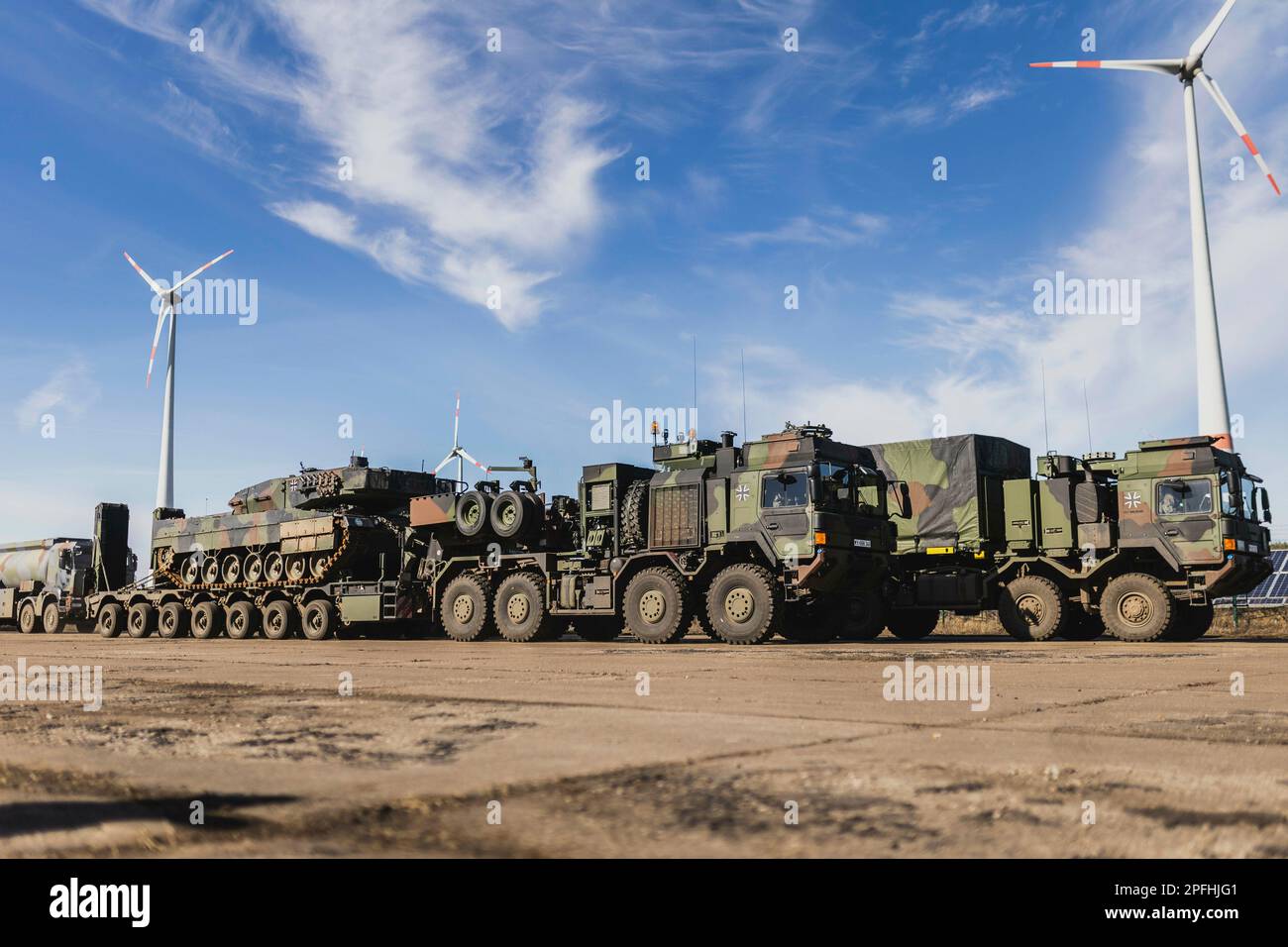 Angle de meulage, Allemagne. 16th mars 2023. Le PS Mammut, transporteur de poids lourd des forces armées allemandes, a participé à un spectacle de capacités à la base des forces armées allemandes à Mahlwinkel, 16 mars 2023. Enregistrement à des fins éditoriales uniquement ! Credit: dpa/Alay Live News Banque D'Images