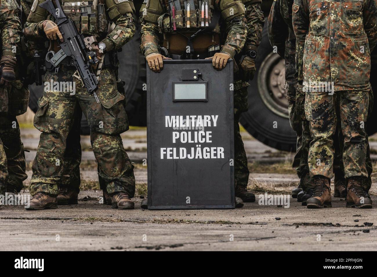 Angle de meulage, Allemagne. 16th mars 2023. Soldats Feldjaeger, photographiés dans le cadre d'un spectacle de capacités à la base des forces armées de la Bundeswehr à Mahlwinkel, 16 mars 2023. Credit: dpa/Alay Live News Banque D'Images