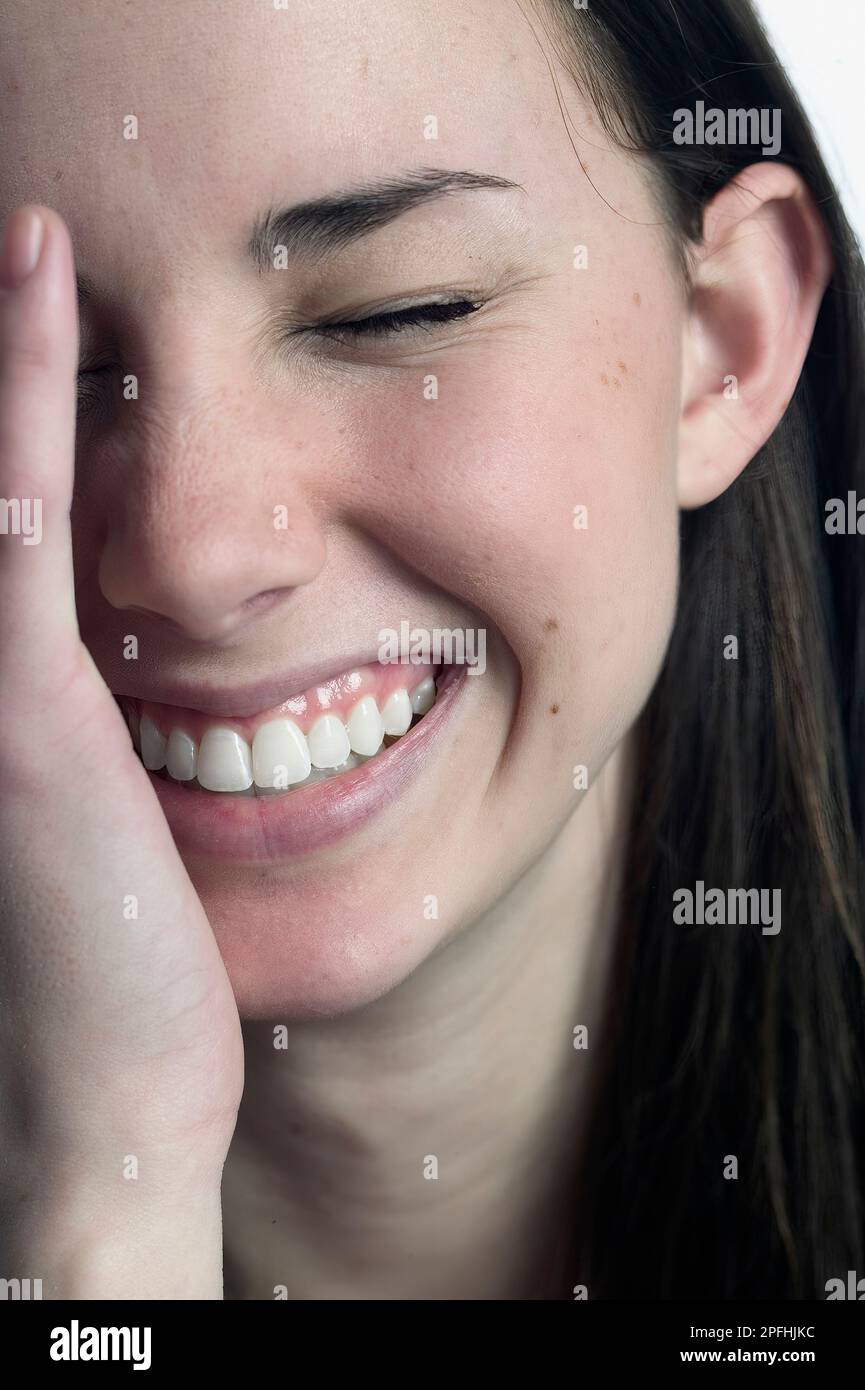 Gros plan portrait autre jeune femme caucasienne souriant, riant ou gênée Banque D'Images