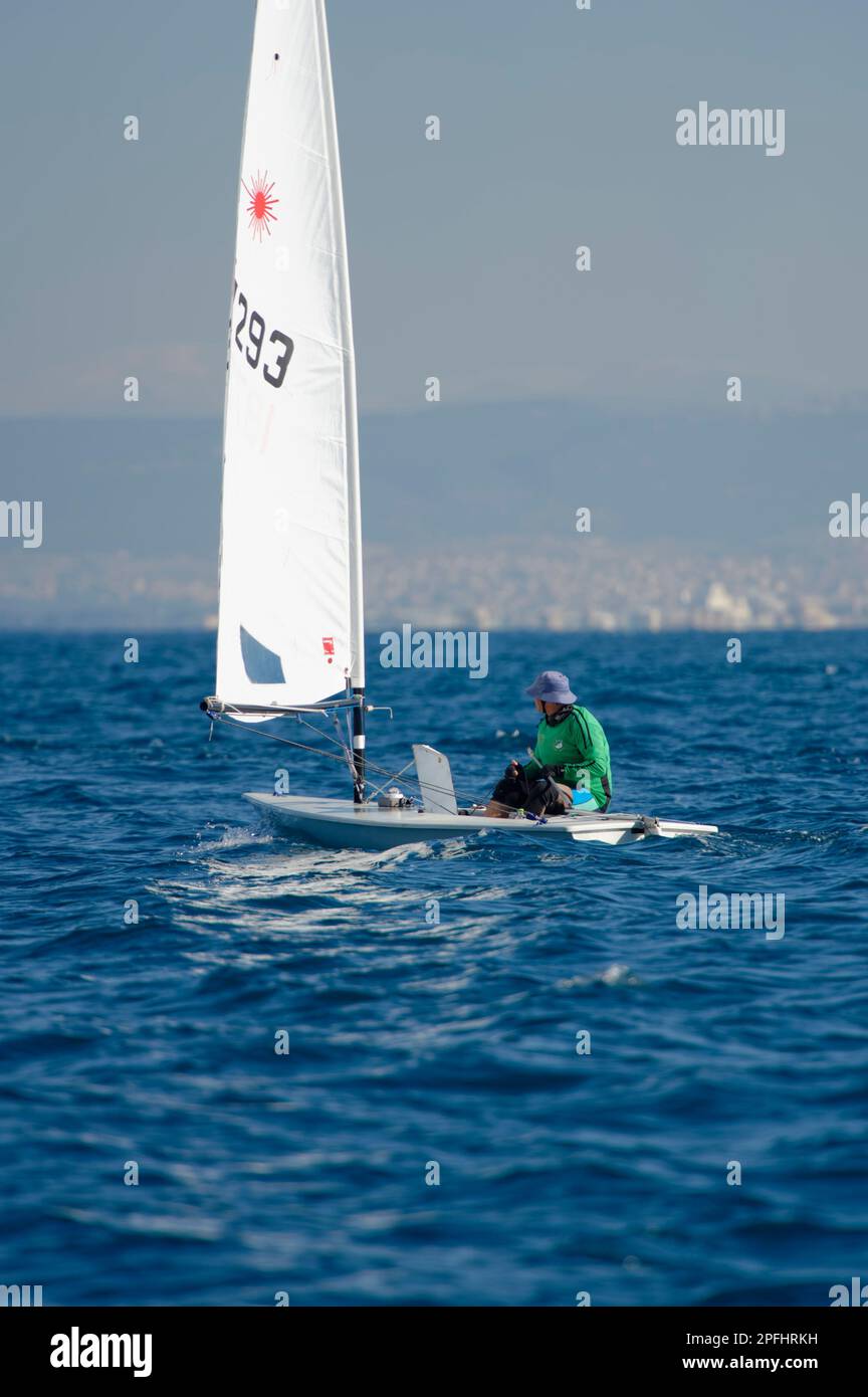 Photo d'une personne naviguant sur un voilier de classe laser avec une ...