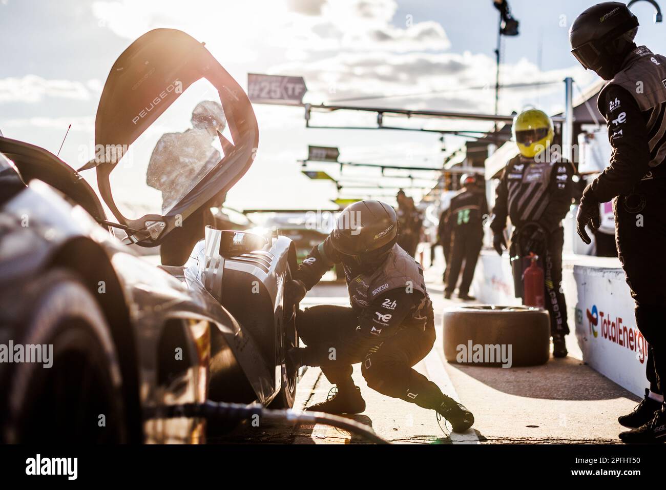 Mécanicien, mécanicien, Peugeot TotalEnergies, Peugeot 9x8, pendant les 1000 miles de Sebring 2023, 1st de la FIA World Endurance Championship 2023, de 15 mars à 17, 2023 sur le circuit international de Sebring à Sebring, Floride, Etats-Unis - photo Frédéric le Floc'h / DPPI Banque D'Images