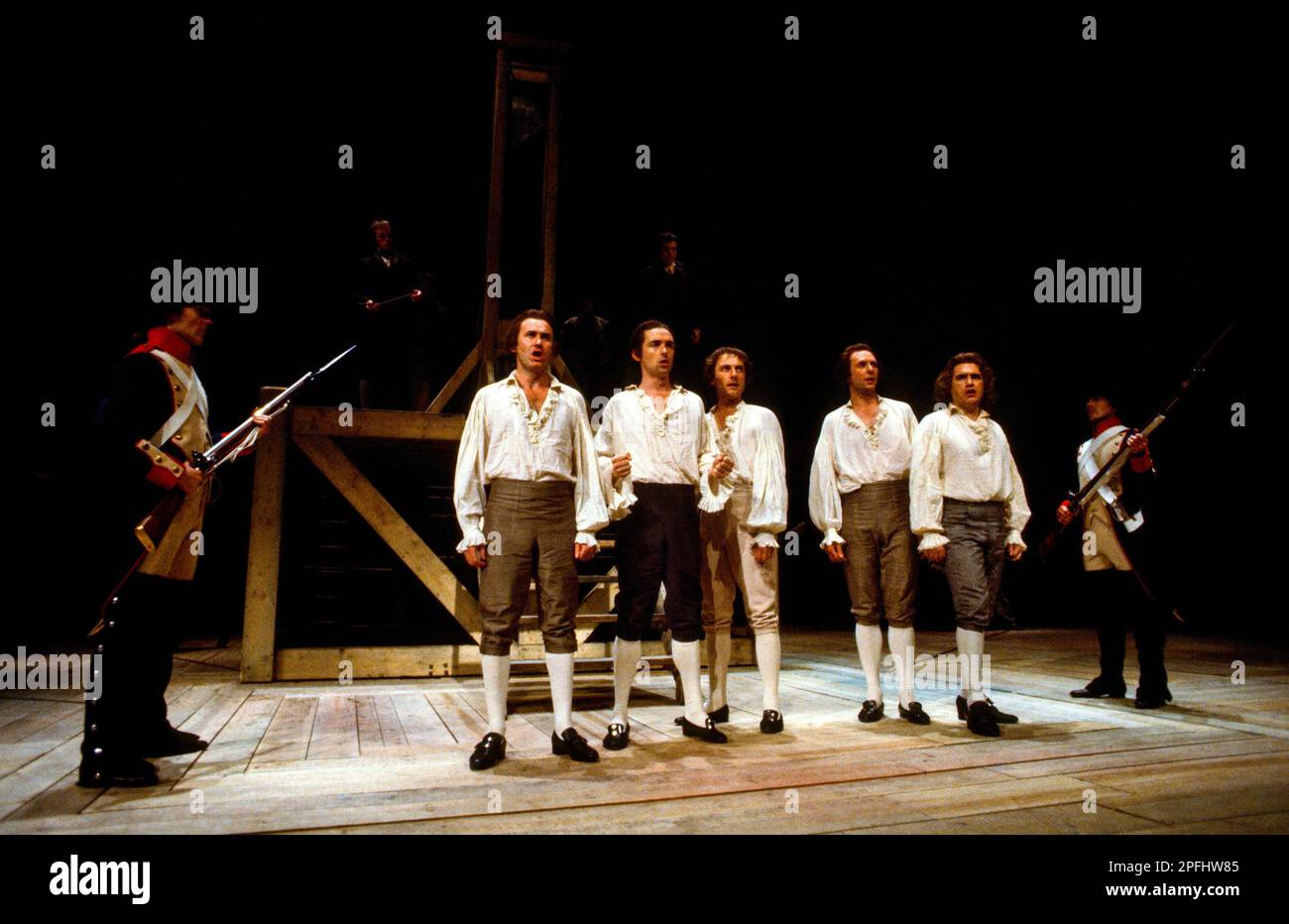 Centre, l-r: Paul Moriarty (Lacroix), Anthony Higgins (Camille Desmoulins), Tom Georgeson (Philippeau), Robert Swann (Herault-Sechelles), Brian Cox (Danton) dans LA MORT DE DANTON par Georg Buchner au Théâtre Olivier, Théâtre national (NT), Londres SE1 21/07/1982 dans une nouvelle version: Stephen Howard Brenton, auteur: Peter Wenton, Peter Wenton, auteur Banque D'Images