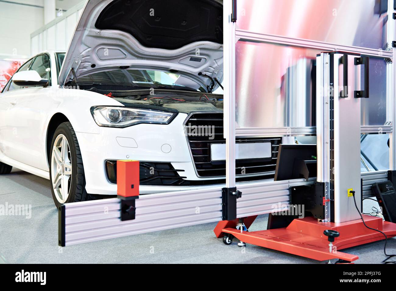 Voiture au stand de diagnostic en service Banque D'Images Voiture au stand de diagnostic en service Banque D'Images