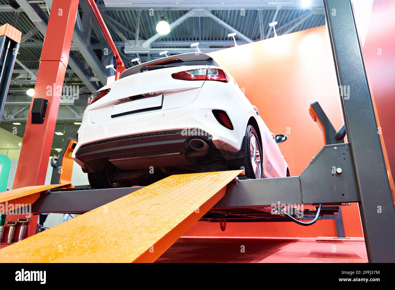 Voiture sur un ascenseur dans un service de diagnostic Banque D'Images Voiture sur un ascenseur dans un service de diagnostic Banque D'Images