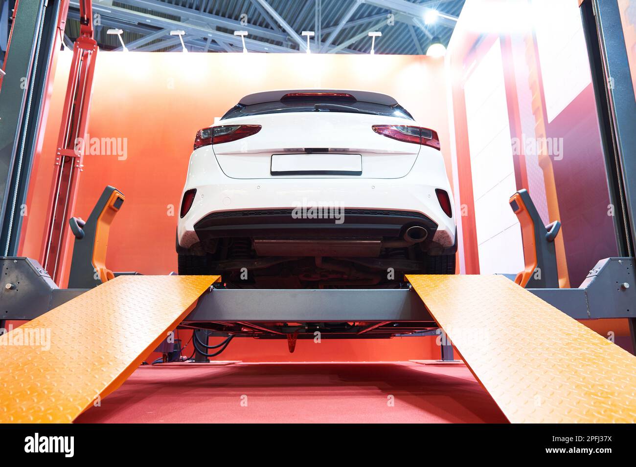 Voiture sur un ascenseur dans un service de diagnostic Banque D'Images Voiture sur un ascenseur dans un service de diagnostic Banque D'Images