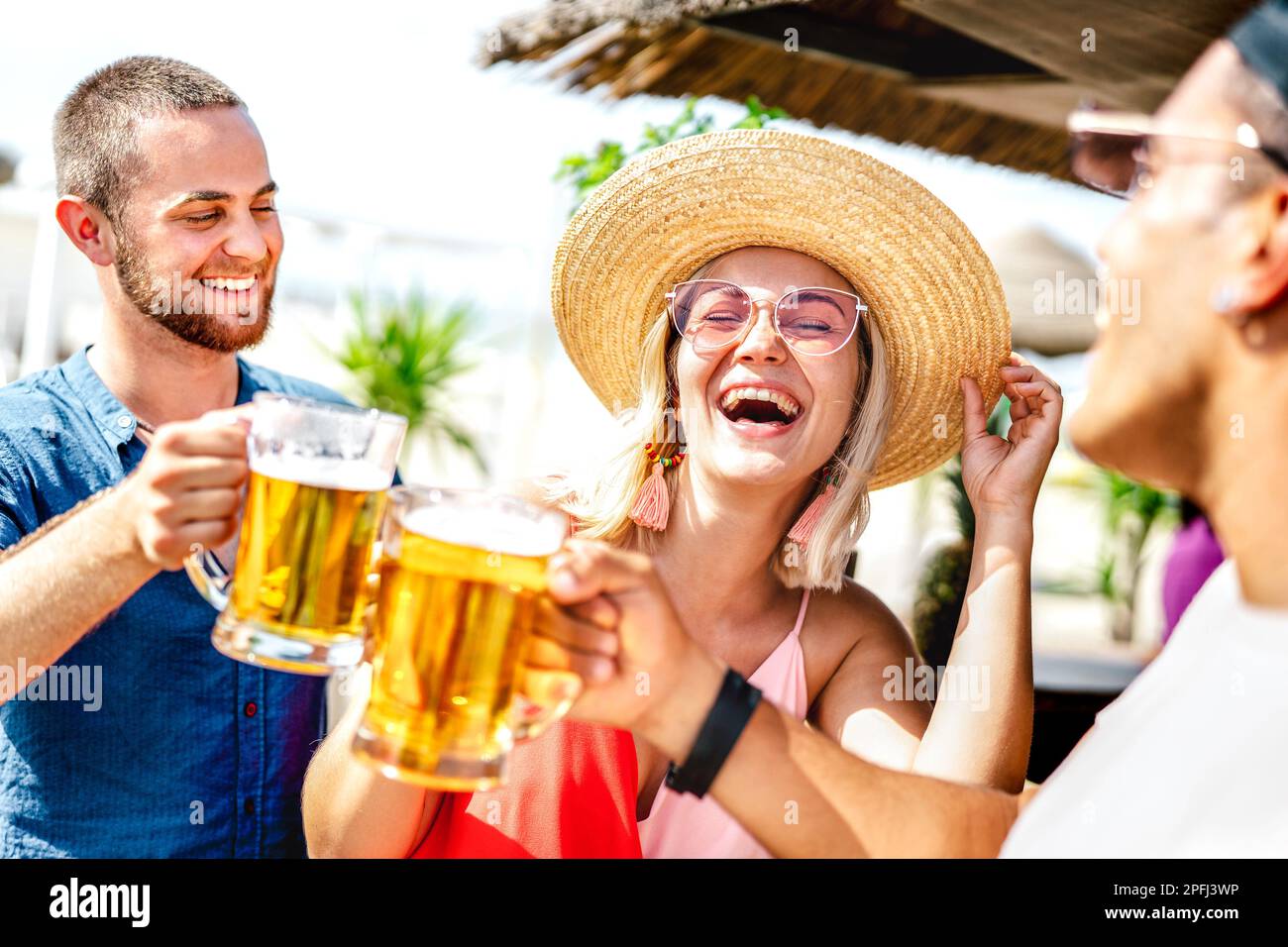 Happy Friends branchés pour déguster de la bière au bar de plage chiringuito - concept de style de vie de vacances d'été avec des jeunes partageant du temps ensemble le jour ensoleillé Banque D'Images