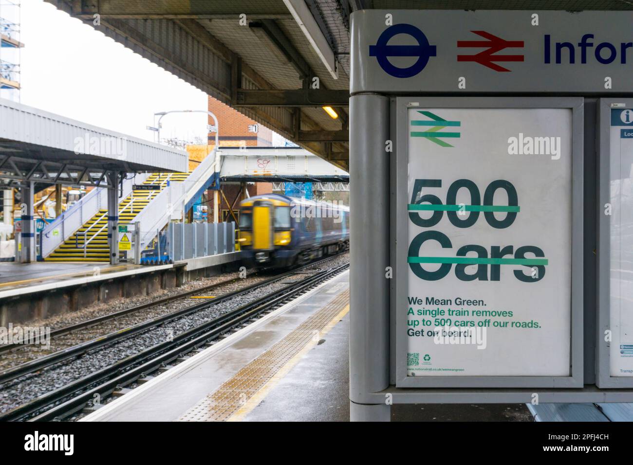 Une affiche à la gare de Petts Wood prétend qu'un train enlève jusqu'à 500 voitures de la route. Banque D'Images