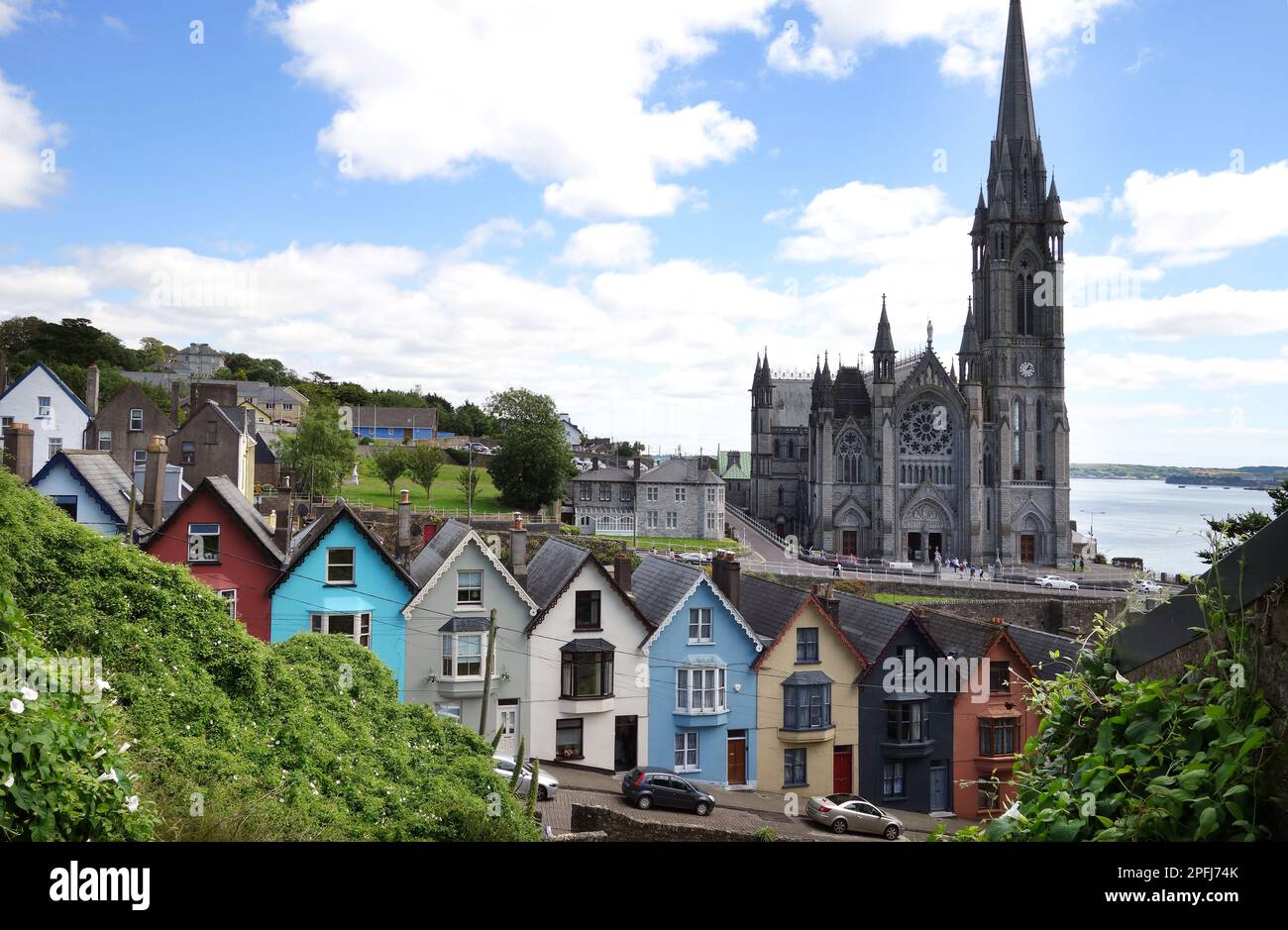 Pont de cartes rangée de maisons avec la cathédrale St Colman, West View, Cobh Irlande Banque D'Images