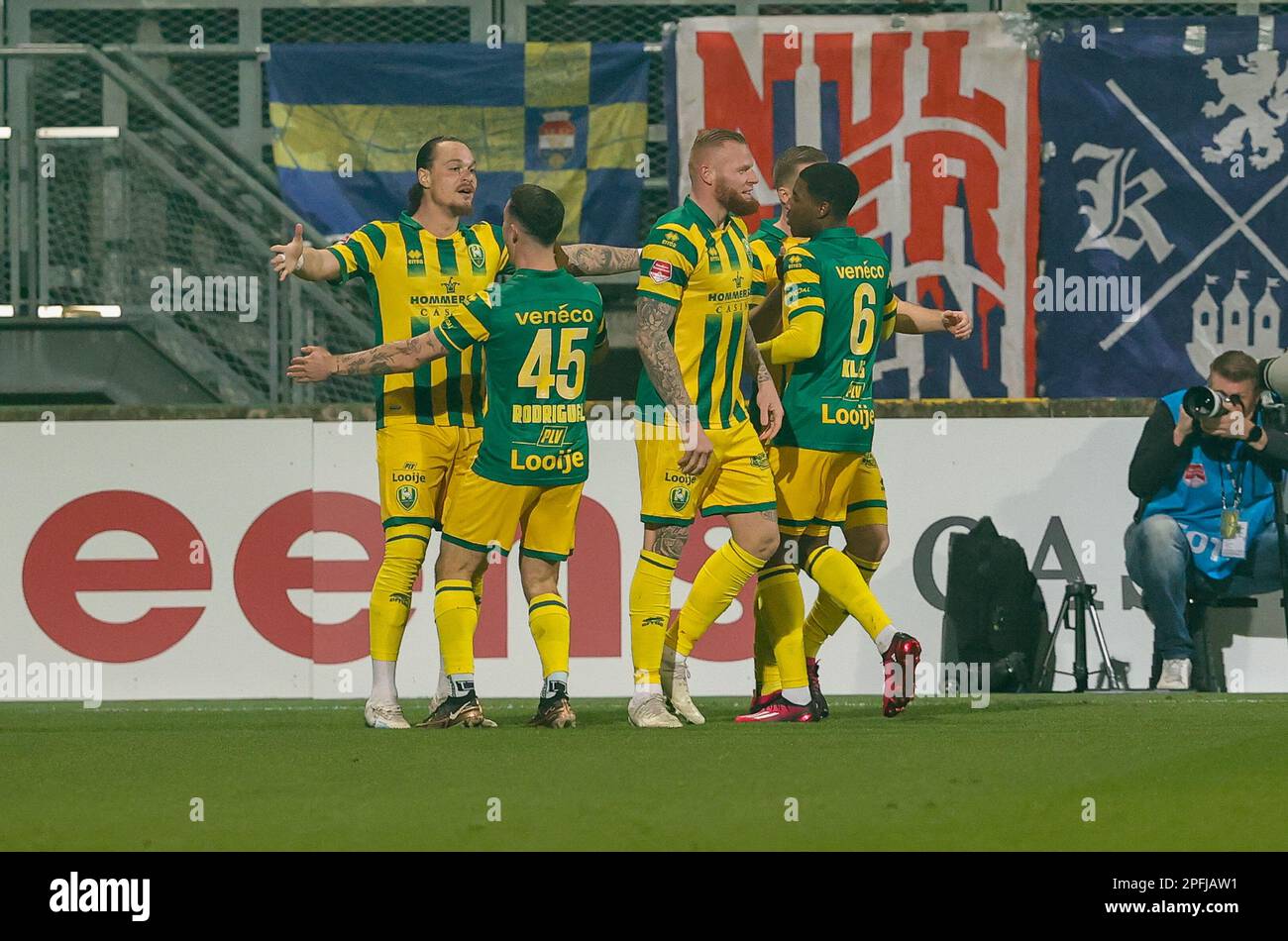 DEN HAAG, PAYS-BAS - MARS 17: Joel Zverrues de l'ADO Den Haag, Guillem Rodriguez de l'ADO Den Haag, Thomas Verheydt de l'ADO Den Haag, Dhoraso Moreo Klas de l'ADO Den Haag, Fête après avoir marqué le premier but de l'équipe lors du match néerlandais de Keukenkampioosdivision entre ADO Den Haag et Willem II au Bingoal Stadion 17 mars 2023 à Den Haag, pays-Bas (photo de Hans van der Valk/Orange Pictures) crédit: Orange pics BV/Alay Live News Banque D'Images