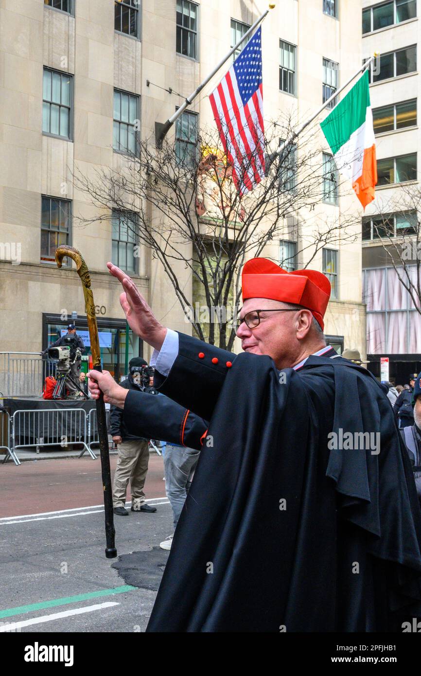 New York, États-Unis. 17th mars 2023. Le cardinal Timothy Dolan, de New York, se fait une vague devant les participants Cathédrale de Patrick pendant la St Défilé de la fête de Patrick sur 17 mars 2023. Chaque année, environ 150 000 000 personnes passent par la cinquième avenue dans la plus grande rue Patrick's Day Parade, qui a lieu chaque année depuis 1762 pour célébrer le patrimoine irlandais. Credit: Enrique Shore/Alay Live News Banque D'Images