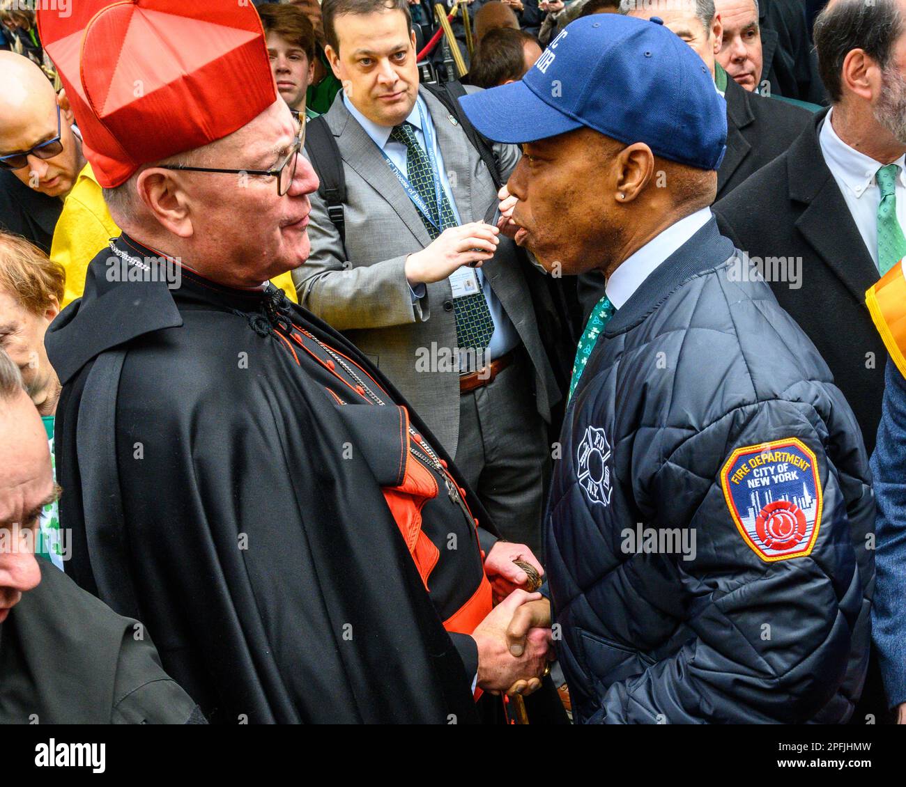 New York, États-Unis. 17th mars 2023. Le cardinal Timothy Dolan, de la ville de New York, accueille le maire de la ville de New York, Eric Adams, en face de St. Cathédrale de Patrick pendant la St Défilé de la fête de Patrick sur 17 mars 2023. Chaque année, environ 150 000 000 personnes passent par la cinquième avenue dans la plus grande rue Patrick's Day Parade, qui a lieu chaque année depuis 1762 pour célébrer le patrimoine irlandais. Credit: Enrique Shore/Alay Live News Banque D'Images
