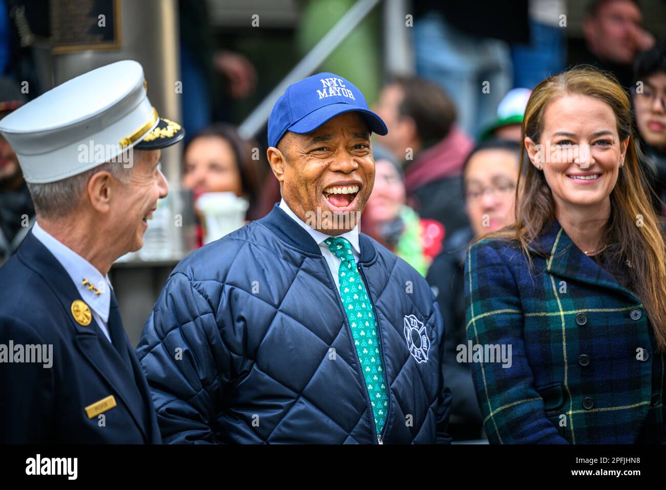 New York, États-Unis. 17th mars 2023. Eric Adams, maire de la ville de New York, participe au St. Défilé de la fête de Patrick sur 17 mars 2023. Chaque année, environ 150 000 000 personnes passent par la cinquième avenue dans la plus grande rue Patrick's Day Parade, qui a lieu chaque année depuis 1762 pour célébrer le patrimoine irlandais. Credit: Enrique Shore/Alay Live News Banque D'Images