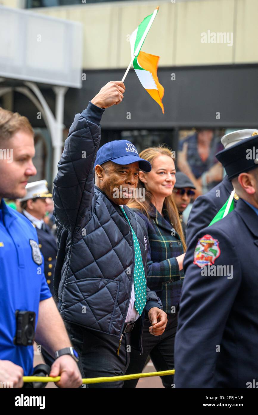 New York, États-Unis. 17th mars 2023. Le maire de New York, Eric Adams, fait la vague d'un drapeau irlandais lorsqu'il participe au St. Défilé de la fête de Patrick sur 17 mars 2023. Chaque année, environ 150 000 000 personnes passent par la cinquième avenue dans la plus grande rue Patrick's Day Parade, qui a lieu chaque année depuis 1762 pour célébrer le patrimoine irlandais. Credit: Enrique Shore/Alay Live News Banque D'Images