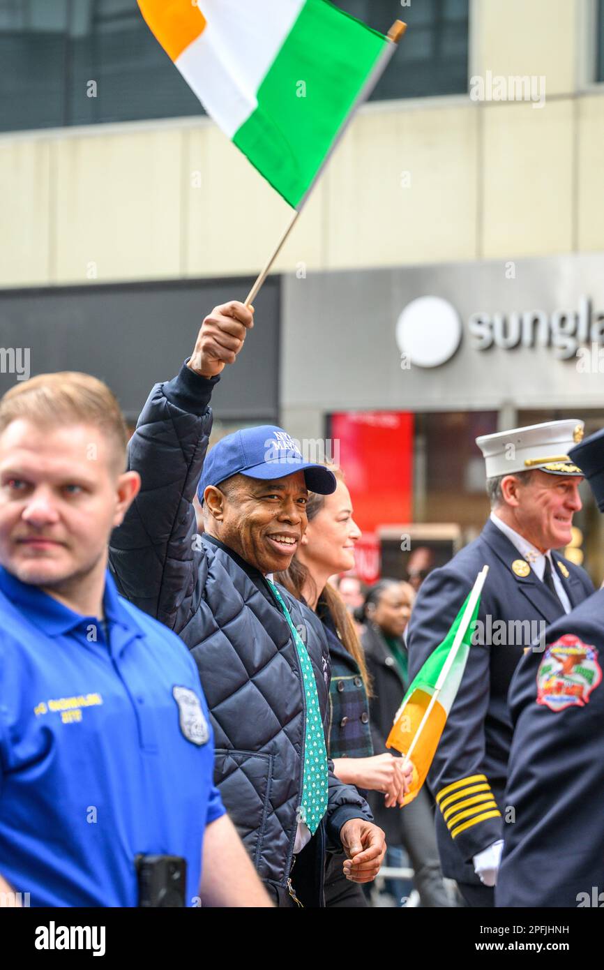 New York, États-Unis. 17th mars 2023. Le maire de New York, Eric Adams, fait la vague d'un drapeau irlandais lorsqu'il participe au St. Défilé de la fête de Patrick sur 17 mars 2023. Chaque année, environ 150 000 000 personnes passent par la cinquième avenue dans la plus grande rue Patrick's Day Parade, qui a lieu chaque année depuis 1762 pour célébrer le patrimoine irlandais. Credit: Enrique Shore/Alay Live News Banque D'Images